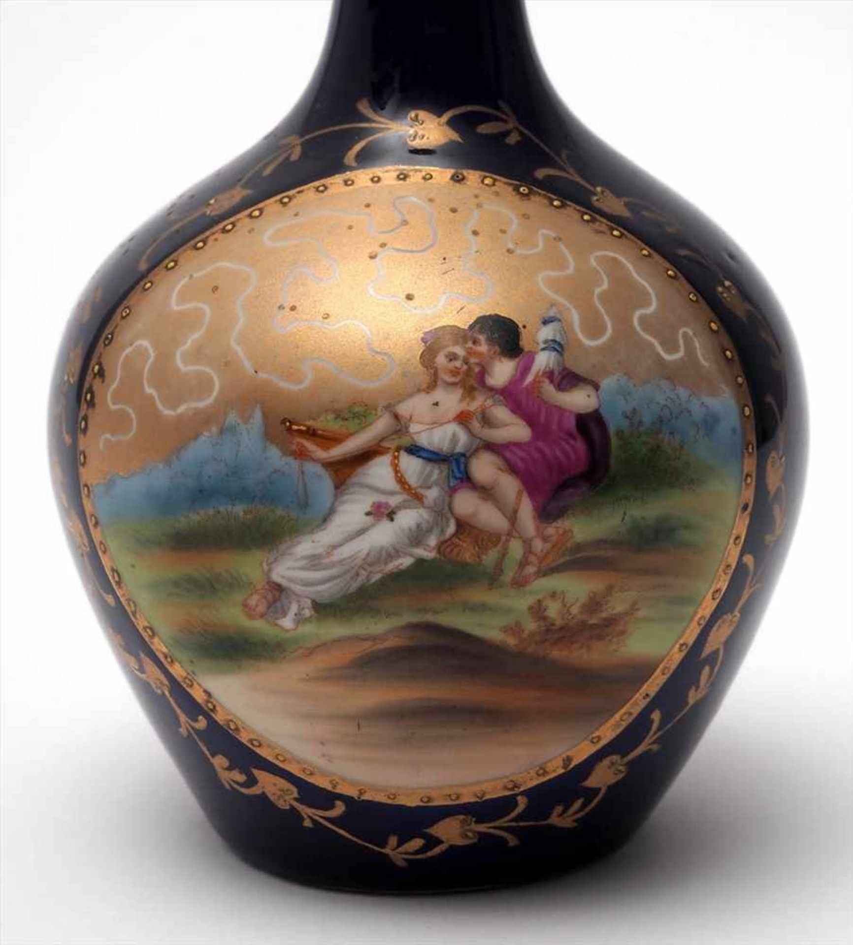 Sechs Teile Porzellan, kobaltblauZwei Vasen, eine keulenförmig (H.20,5cm), eine mit ausgestelltem, - Bild 2 aus 3