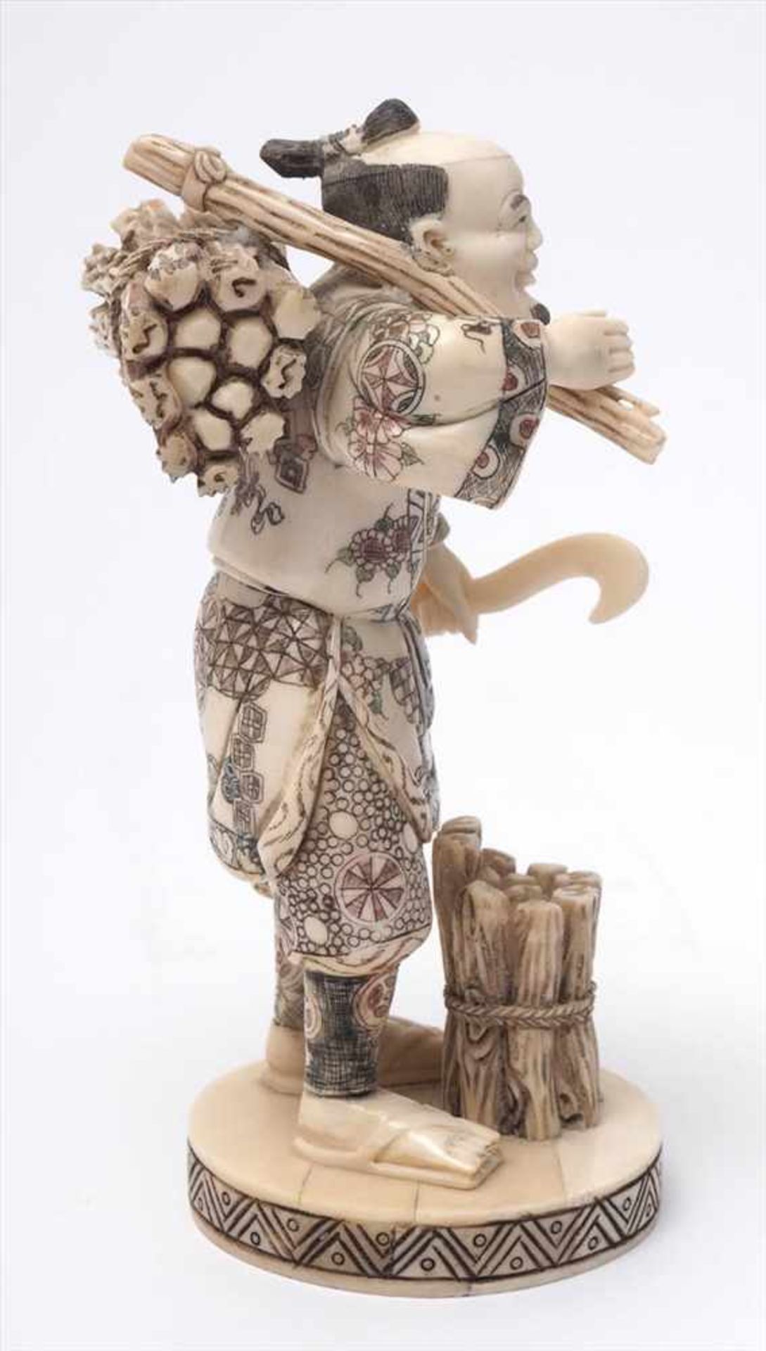 Figurine, ChinaAuf rundem Sockel Bauer mit Holzbündel auf dem Rücken. Vor sich zusammengeschnürtes - Image 4 of 6