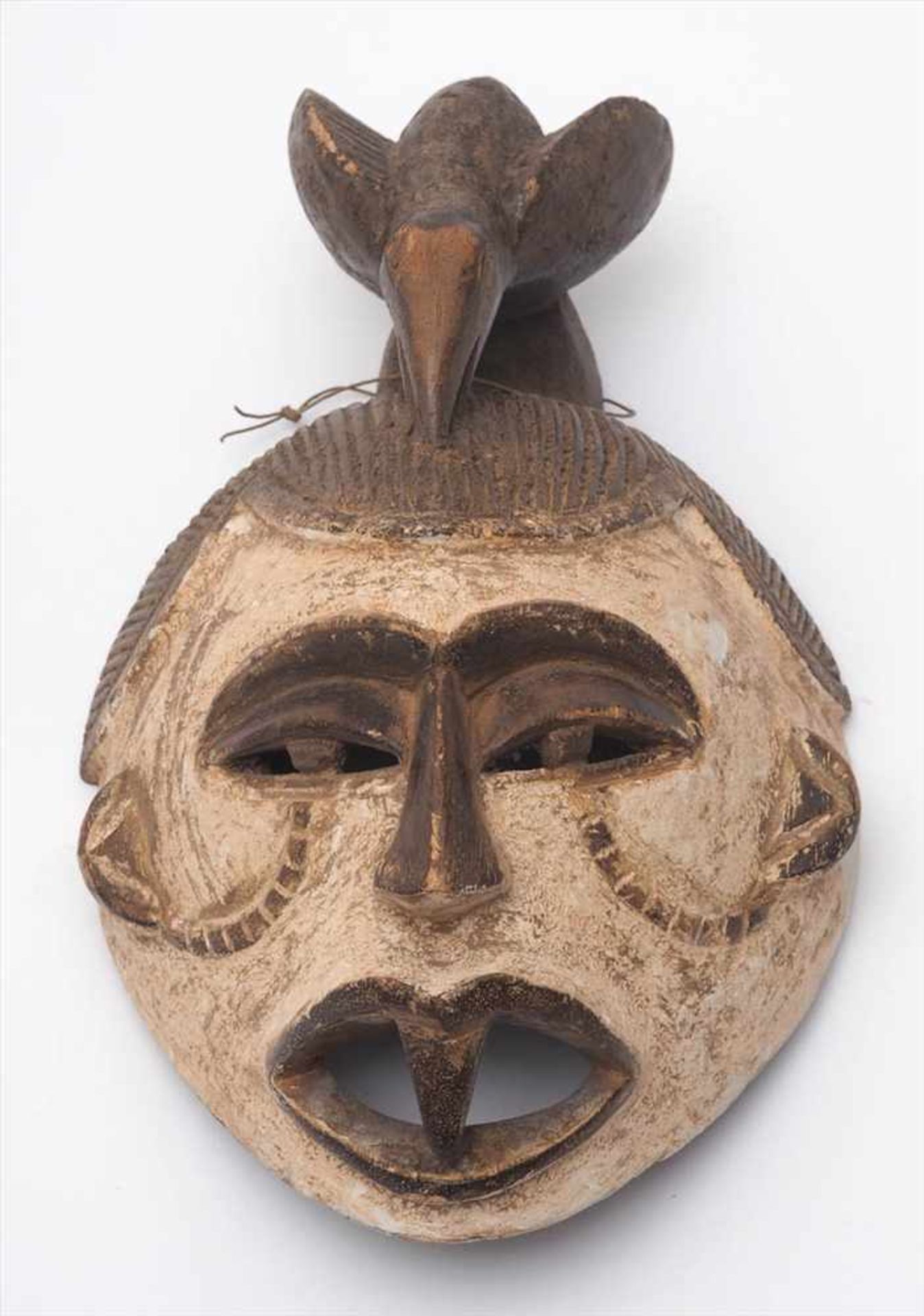 Maske, Ibo, NigeriaGeheimbundmaske des Muwa-Bundes. Plastische Vogelbekrönung, partiell gekalkt. H.