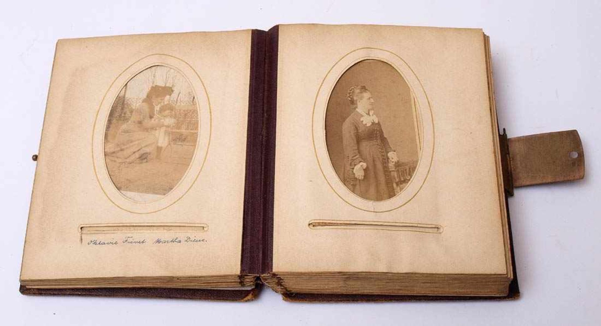 Fotoalbum, um 1900Geprägter Ledereinband, Rückdeckel fehlt, Schnitt vergoldet. 15,5x12,5cm. Darin - Image 2 of 3