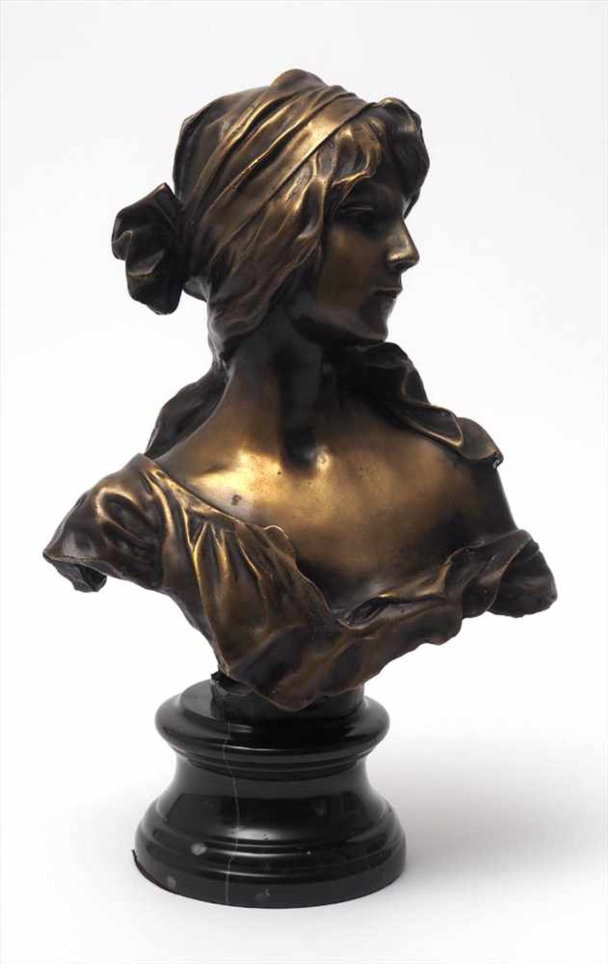 FigurineAuf gegliedertem Marmorsockel Büste einer jungen Frau im tief ausgeschnittenen Kleeid mit - Bild 2 aus 4