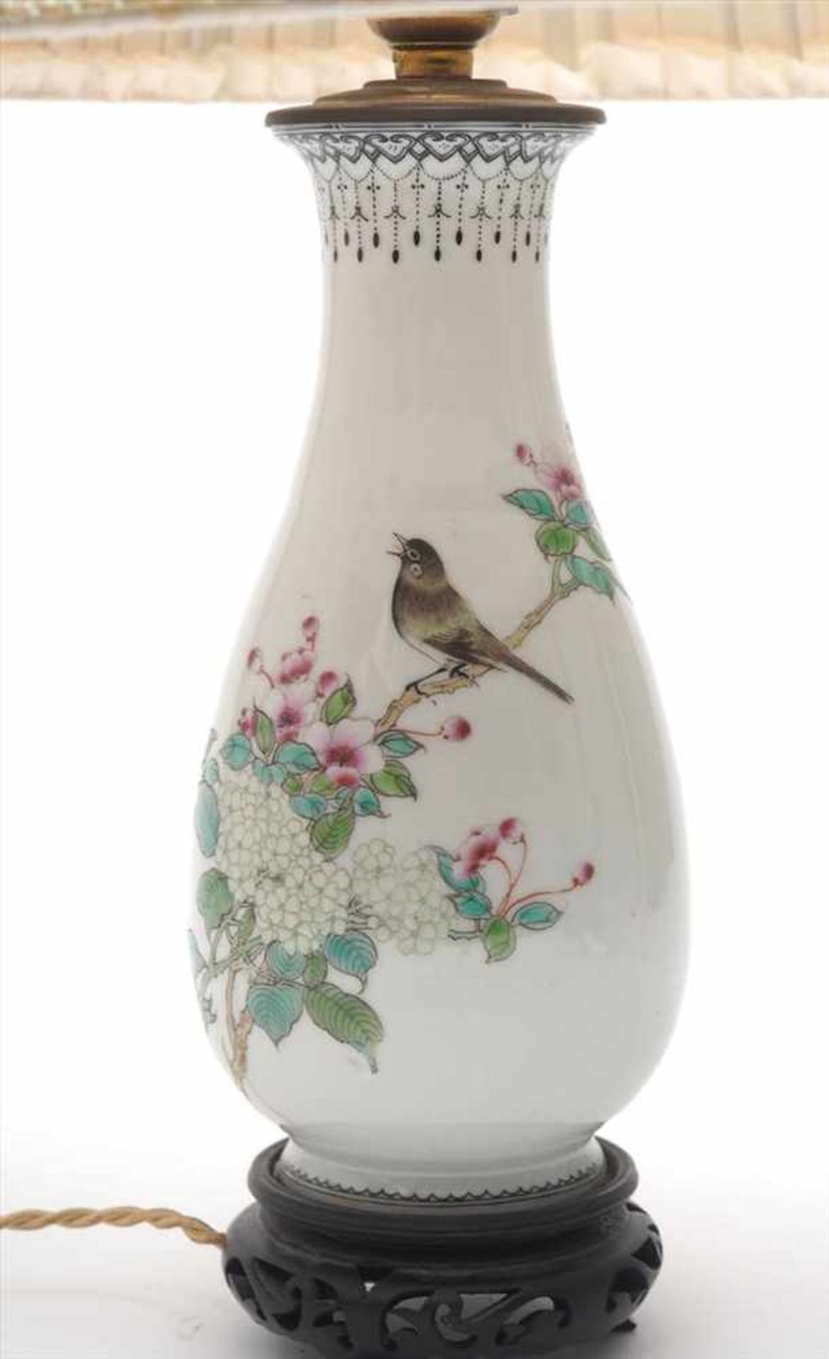 Vase, China, 19.Jhdt.Birnenförmiger Korpus mit Vogel in blühendem Strauch, verso Text und - Image 2 of 3