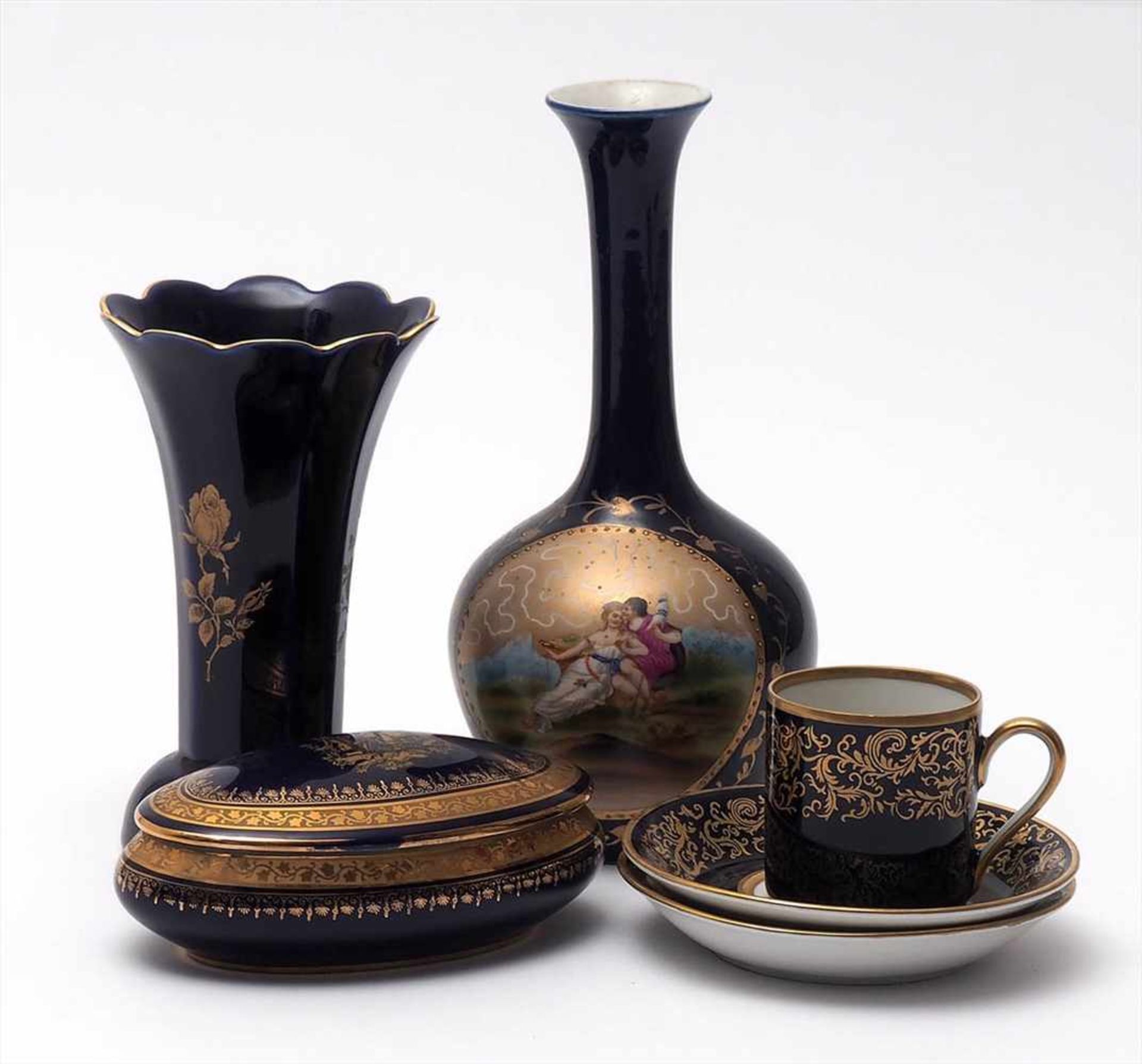 Sechs Teile Porzellan, kobaltblauZwei Vasen, eine keulenförmig (H.20,5cm), eine mit ausgestelltem,
