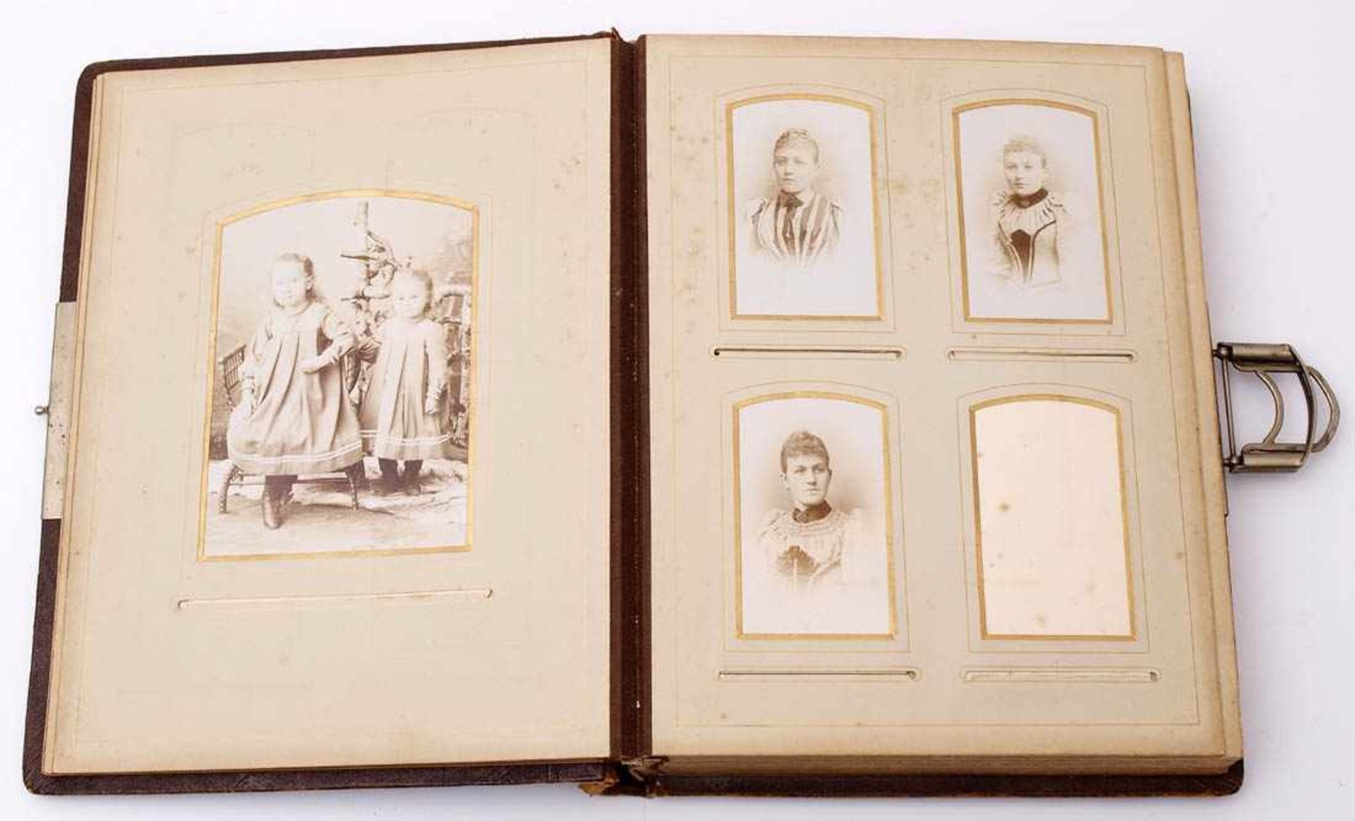 Fotoalbum, um 1900Floral geprägter Ledereinband, originale Metallschließe. Mit zahlreichen Fotos aus - Bild 2 aus 2