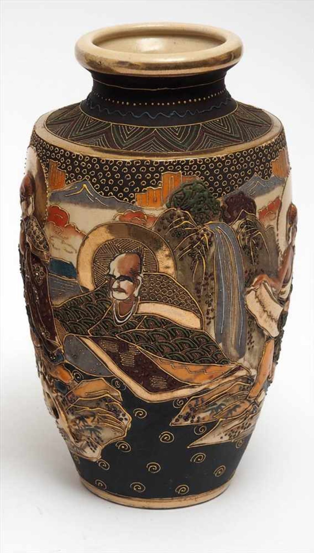 Paar Satsuma-Vasen, JapanMoriage-Stil. Reich reliefierte und bemalte Darstellung der Fünf Weisen mit - Bild 4 aus 6