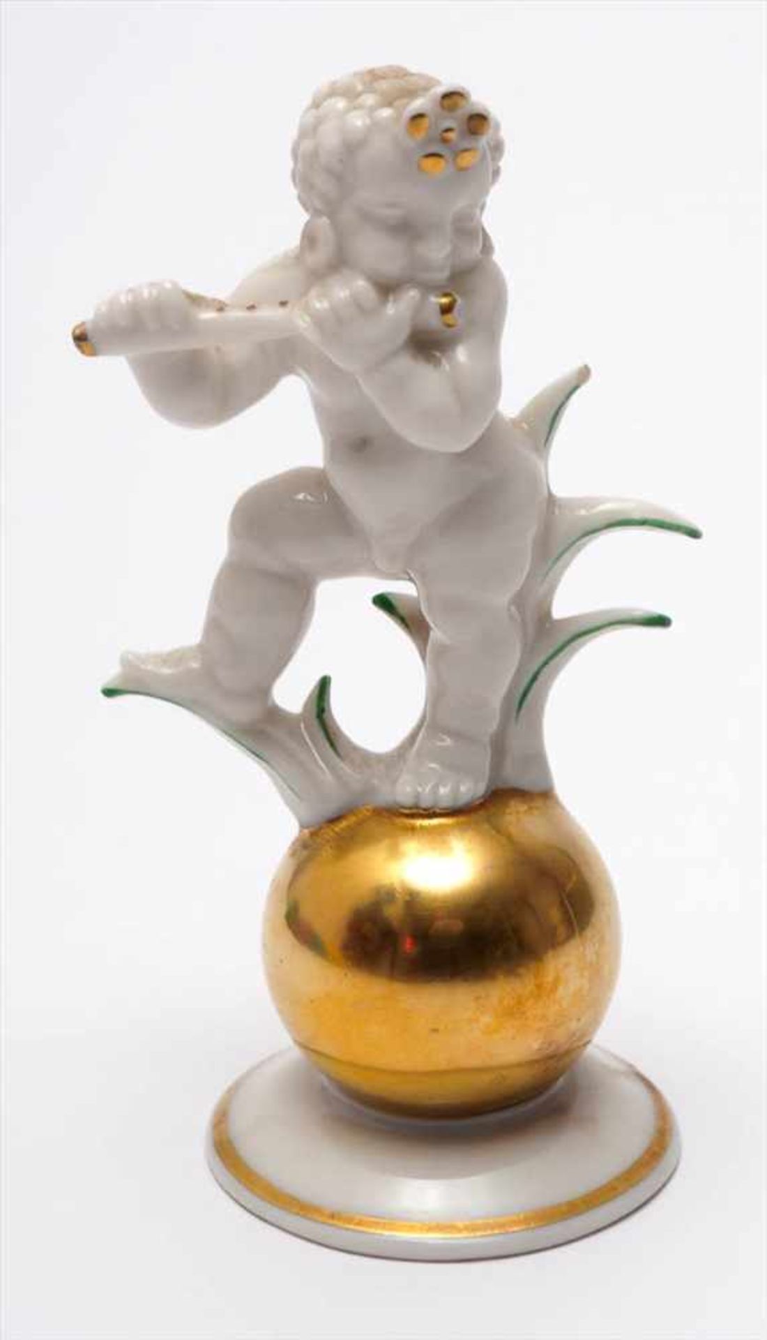 Figurine, Hutschenreuther, Entwurf wohl Karl TutterAuf rundem Sockel vergoldete Kugel, darauf