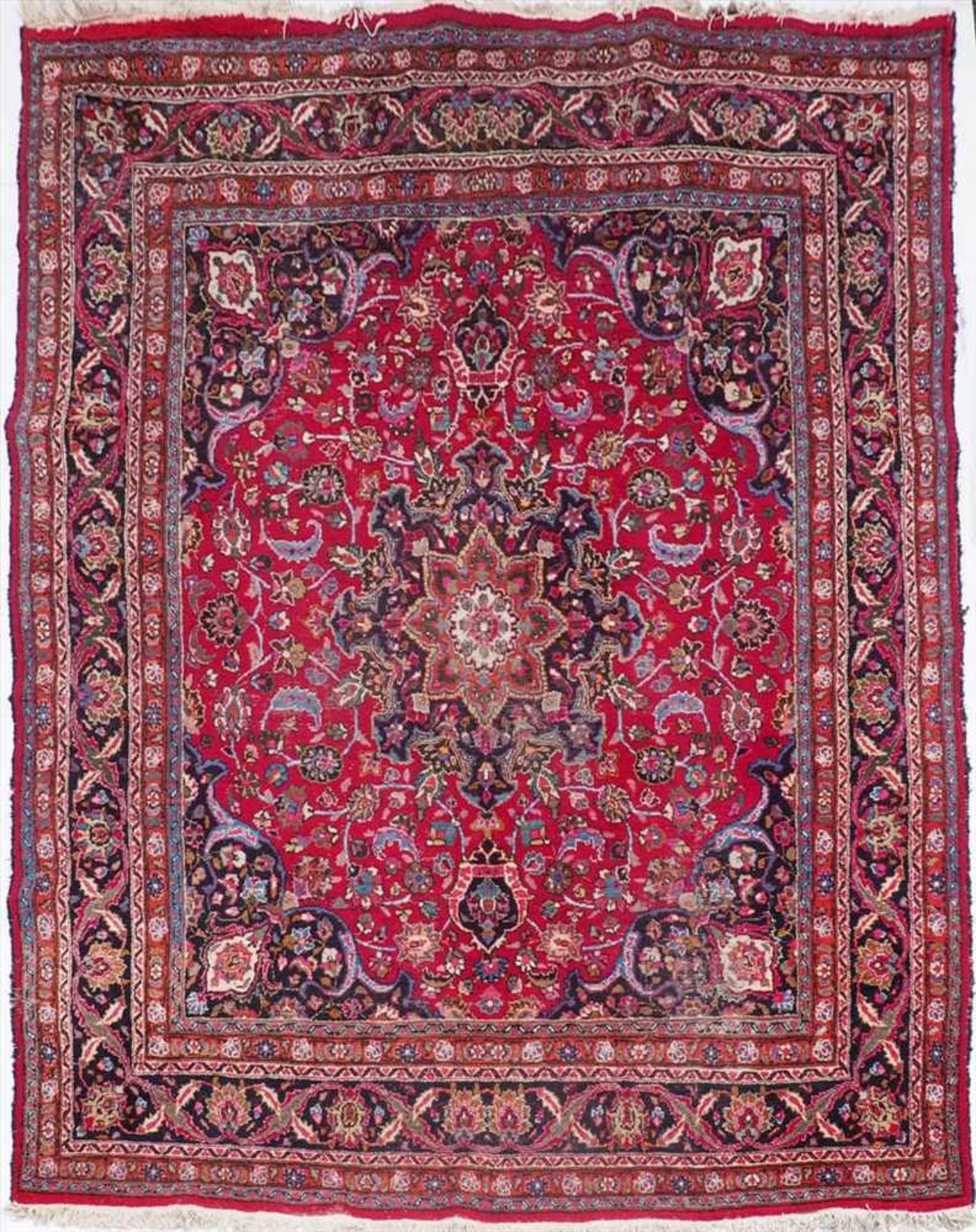Kerman-HauptteppichRotgrundiges Hauptfeld mit symmetrischen Blütenmotiven, sternförmiges, dreifach