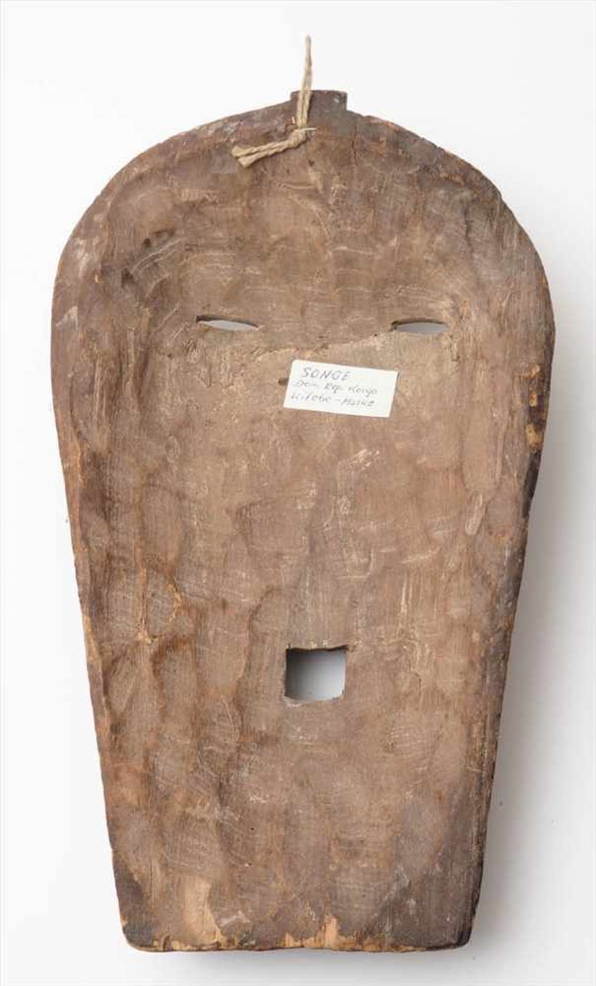 "Kifebe"-Maske, Songe, Demokratische Republik KongoStilisiertes Gesicht. Partiell gekalktes Holz. - Image 2 of 2