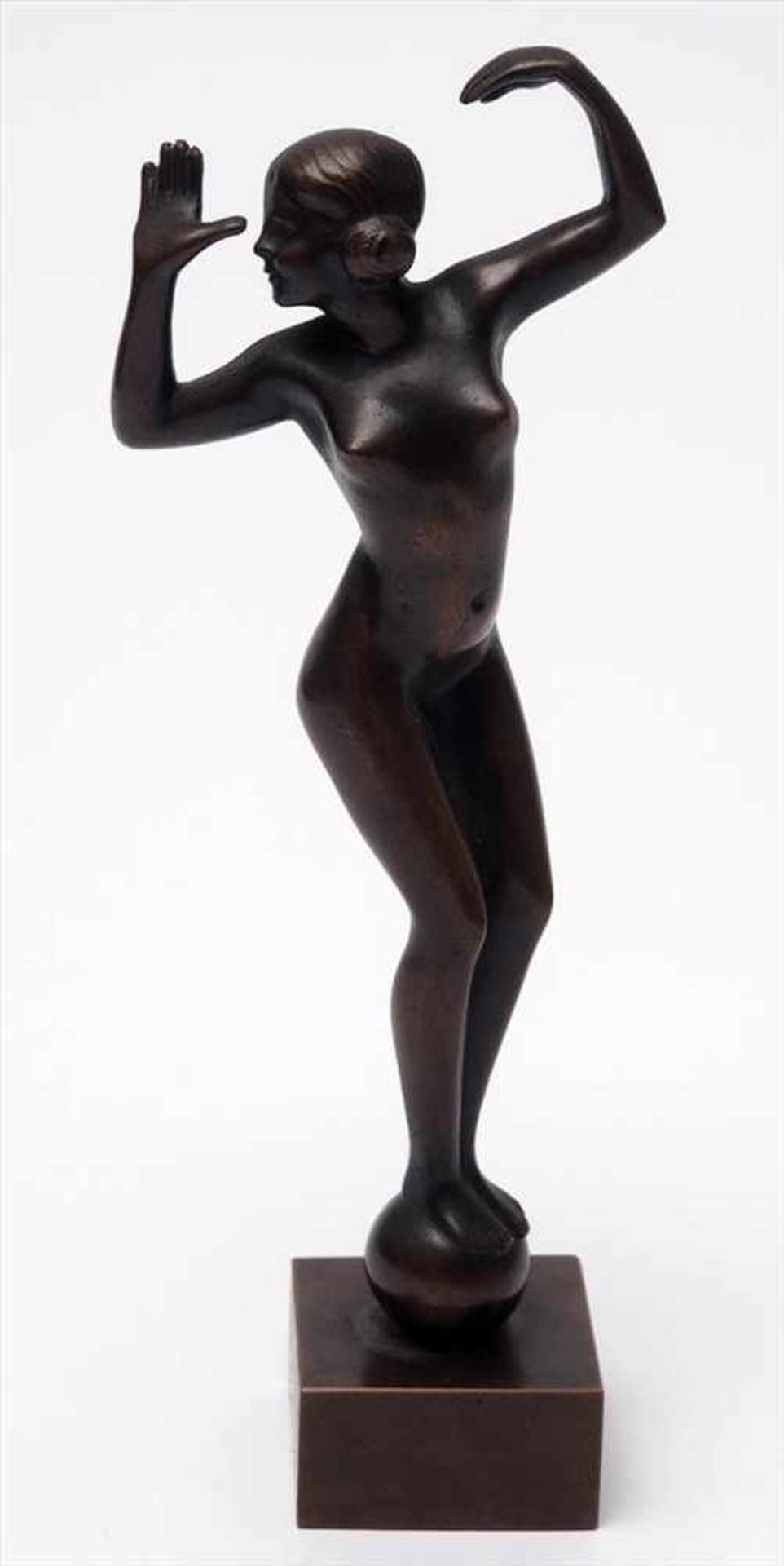 Figurine, 20er JahreAuf quadratischer Plinthe unbekleidetes junges Mädchen in bewegter Haltung, - Image 2 of 4