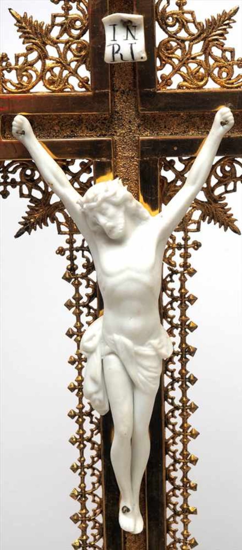 Kruzifix, 19.Jhdt.Auf mehrfach getrepptem, reliefiertem Sockel Kreuz mit Goldspitzen. Christuskorpus - Bild 3 aus 4