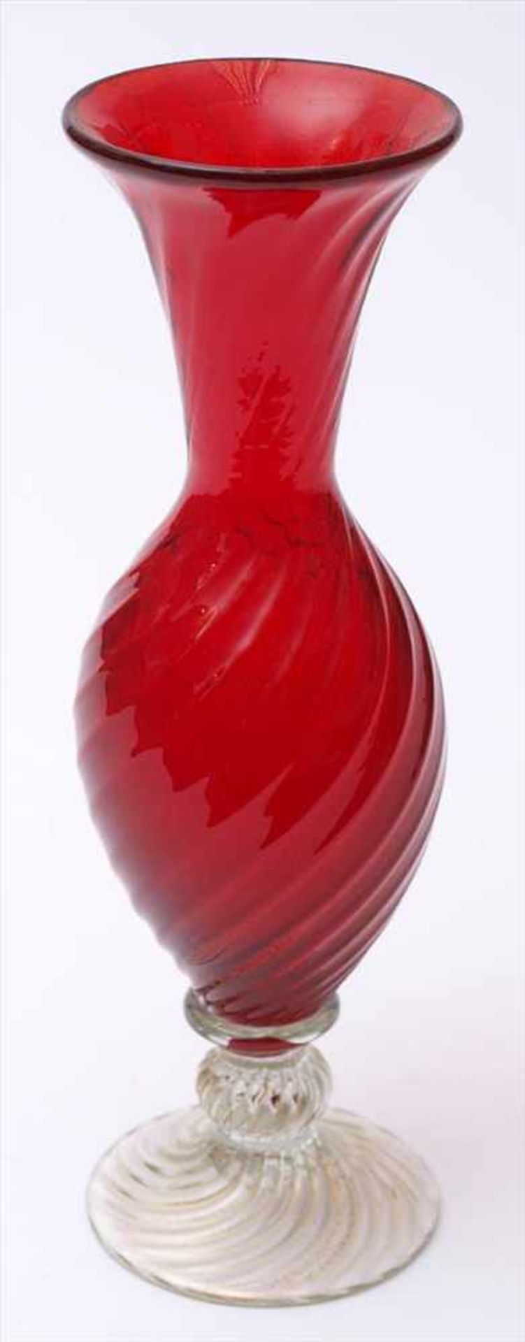 Vase, MuranoGedrehter, kegelförmiger Sockel mit Kugelnodus aus farblosem Glas mit Goldstaub.