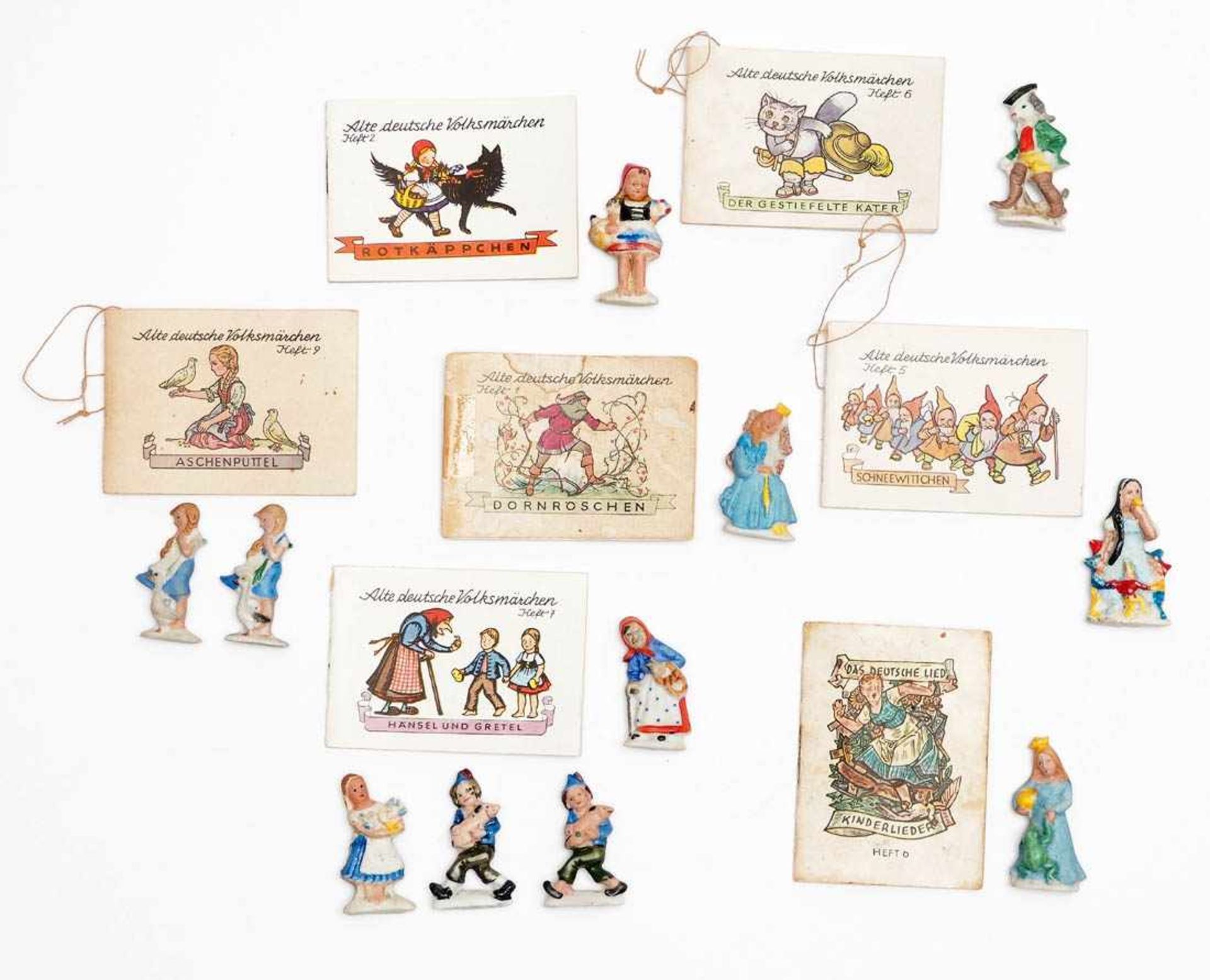 Konvolut WHWSieben Miniatur-Märchenbücher und elf Märchenfiguren aus Porzellan.