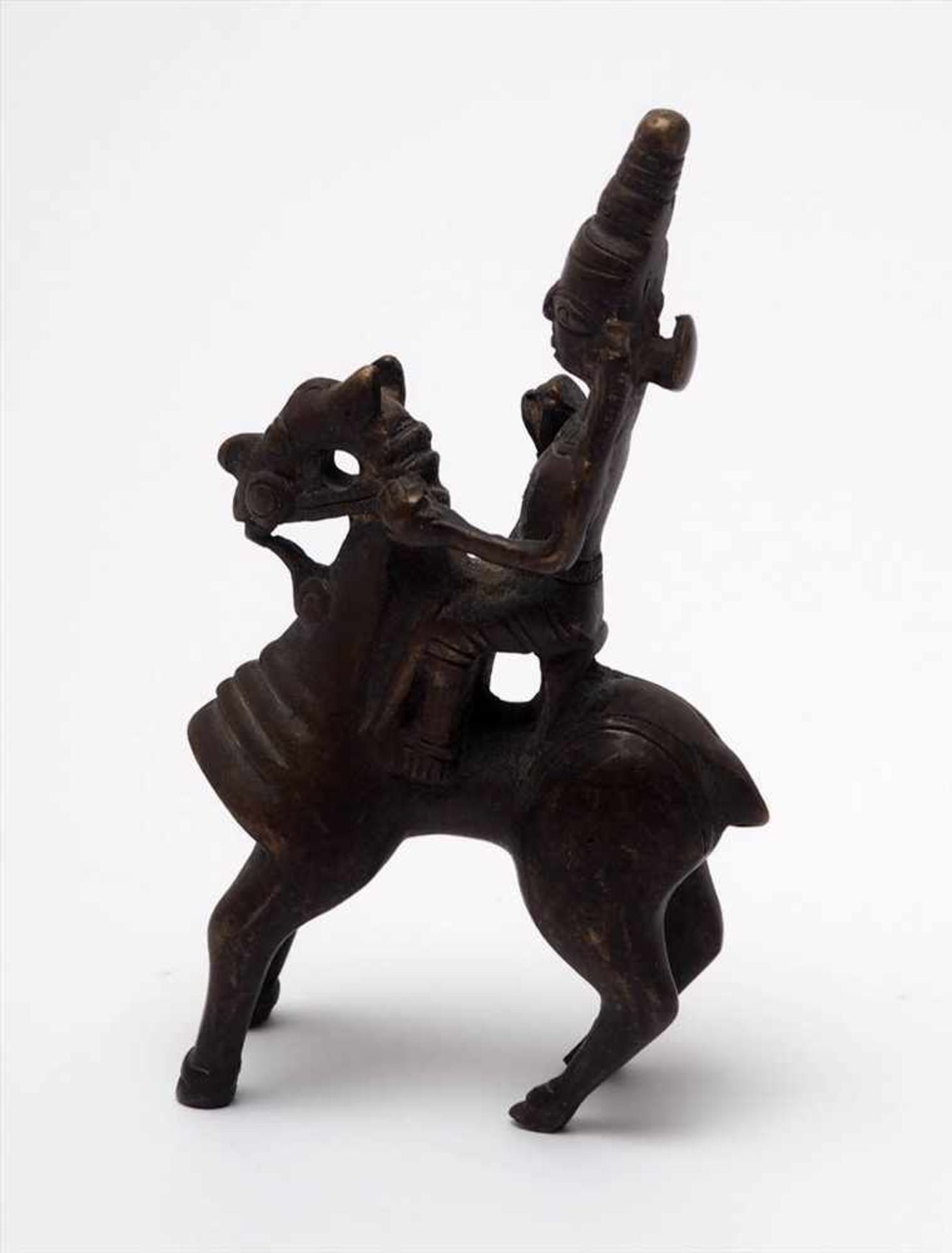 Zwei Bronzefiguren, IndienGöttergestalt, stehend bzw. reitend. Braune Patina. H.13 bzw. 12cm. - Image 4 of 4