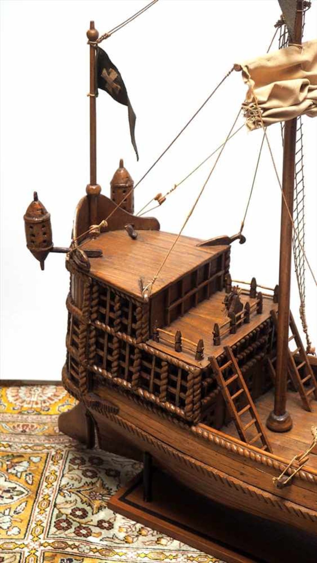 ModellschiffZweimastige Hansekogge mit hohem Heckaufbau und Hecklaternen. Holz, Segel aus Stoff. L. - Image 3 of 3