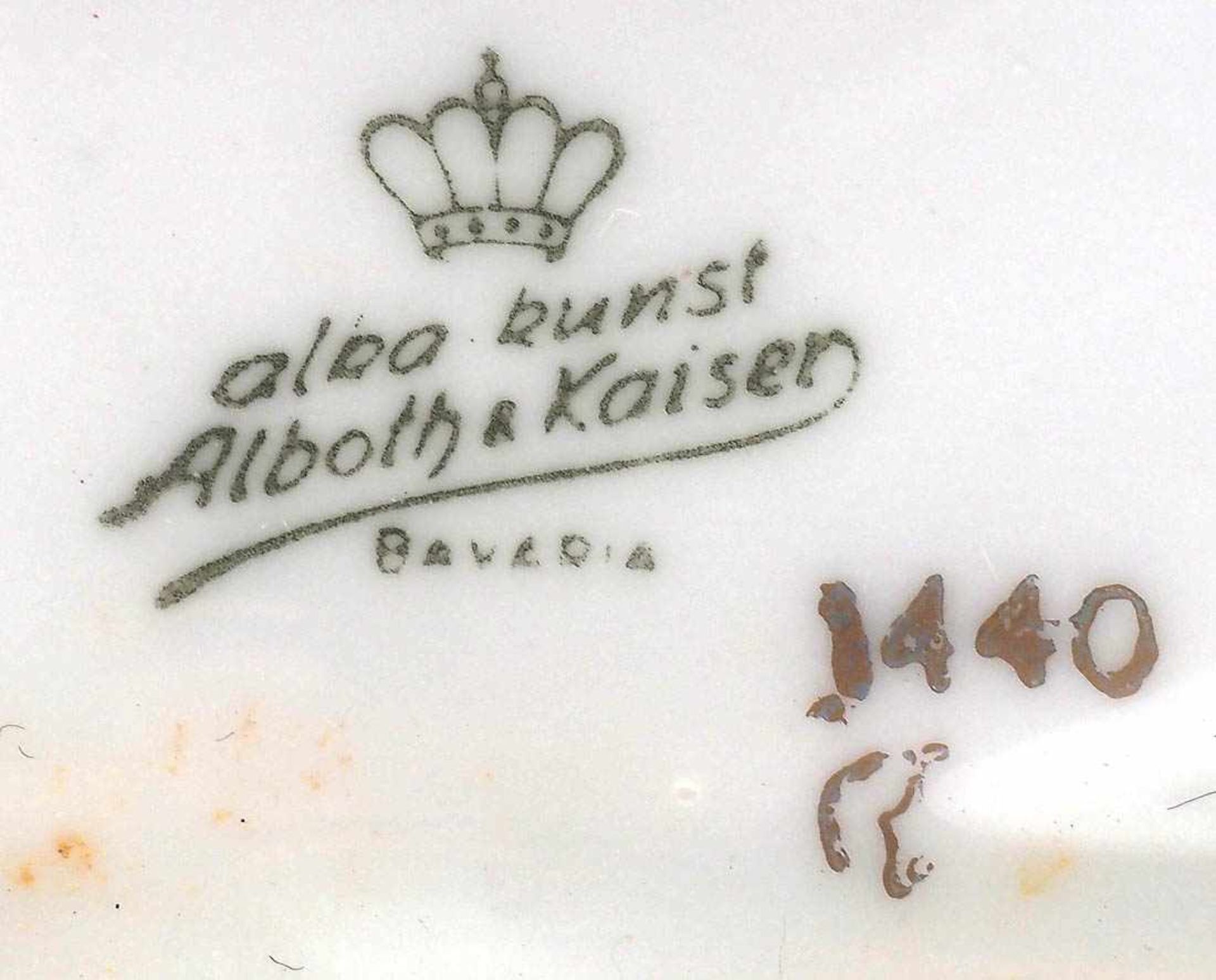 Vase, Alboth & KaiserAuf quadratischer Plinthe eiförmiger Korpus, flankiert von Schwanenhenkeln. - Bild 6 aus 7
