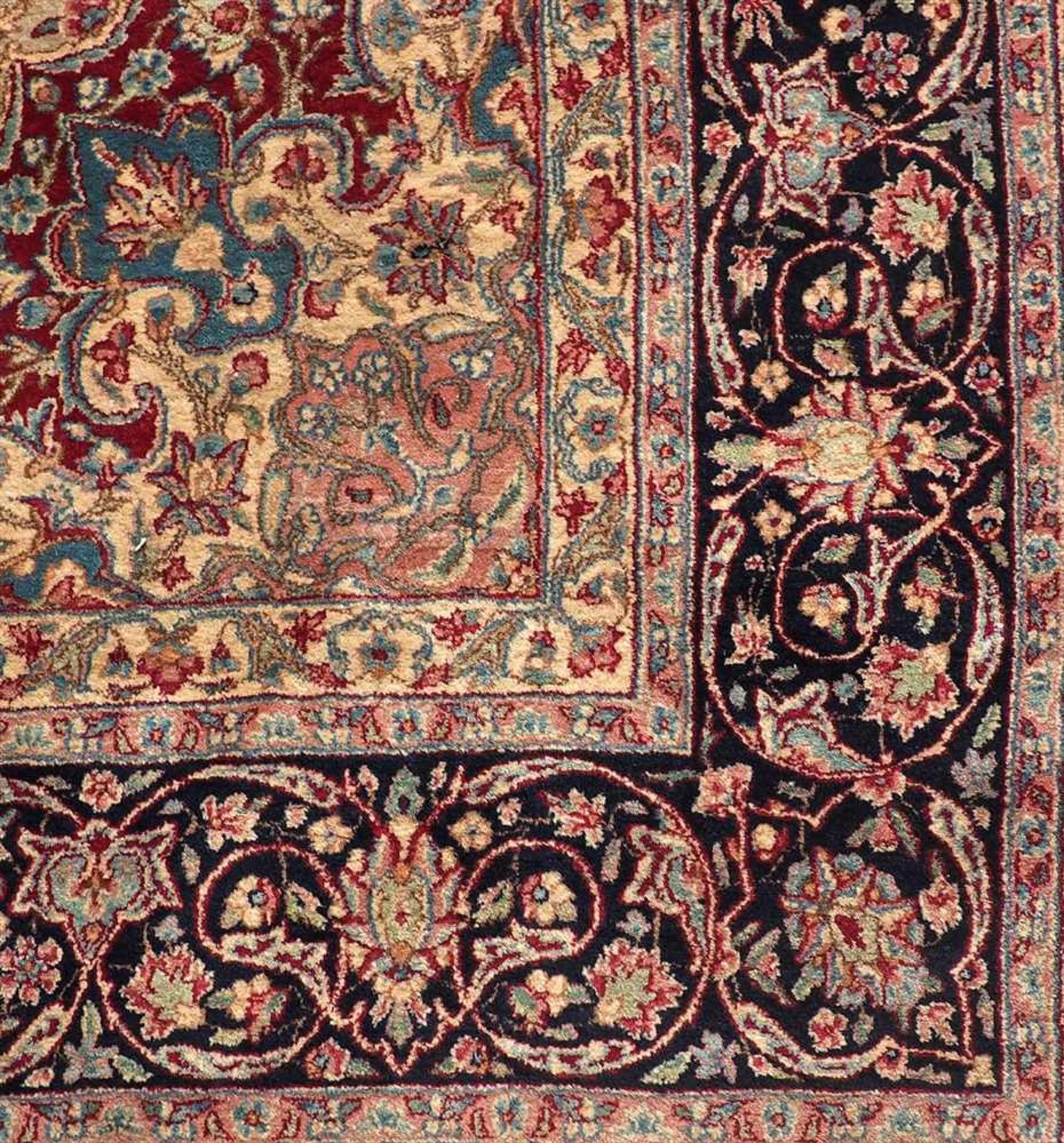 IsfahanHellgrundiges, floral durchgemustertes Hauptfeld. Zweistufiges Zentralmedaillon mit Behängen. - Image 2 of 5