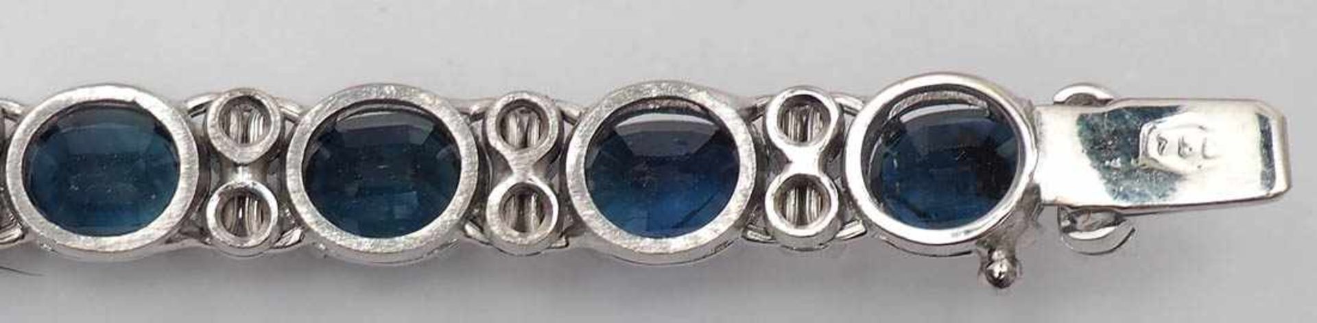 TennisarmbandWG 14kt, besetzt mit 20 blauen Saphiren im Facettschliff von zus. ca. 10ct und 40 - Image 3 of 3