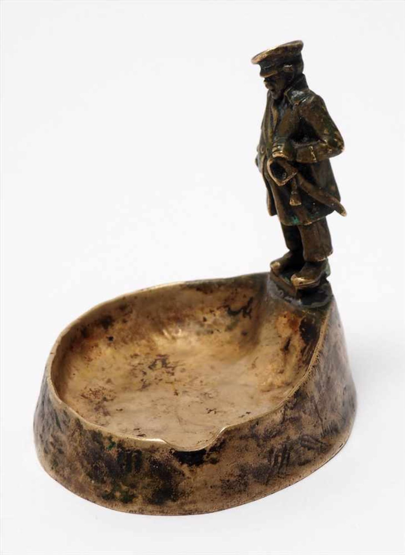 SoldatenfigurMit schräger Mütze, Schnauzbart und Säbel, als Randfigur einer Bronzeschale. Verso - Bild 3 aus 4