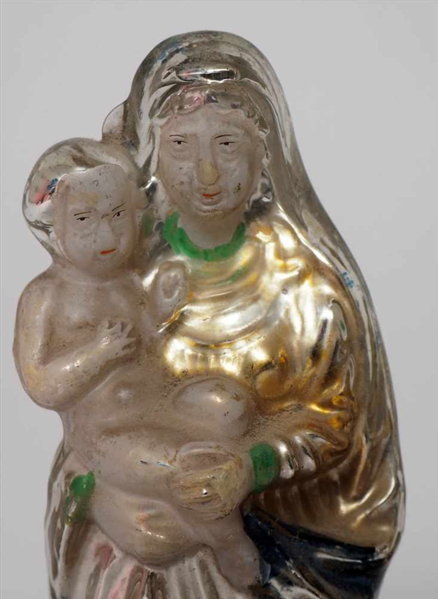 Zwei Teile Bauernsilber, 19.Jhdt.Kruzifix bzw. Madonna mit Kind. Innen versilbert, sparsam bemalt. - Image 2 of 3