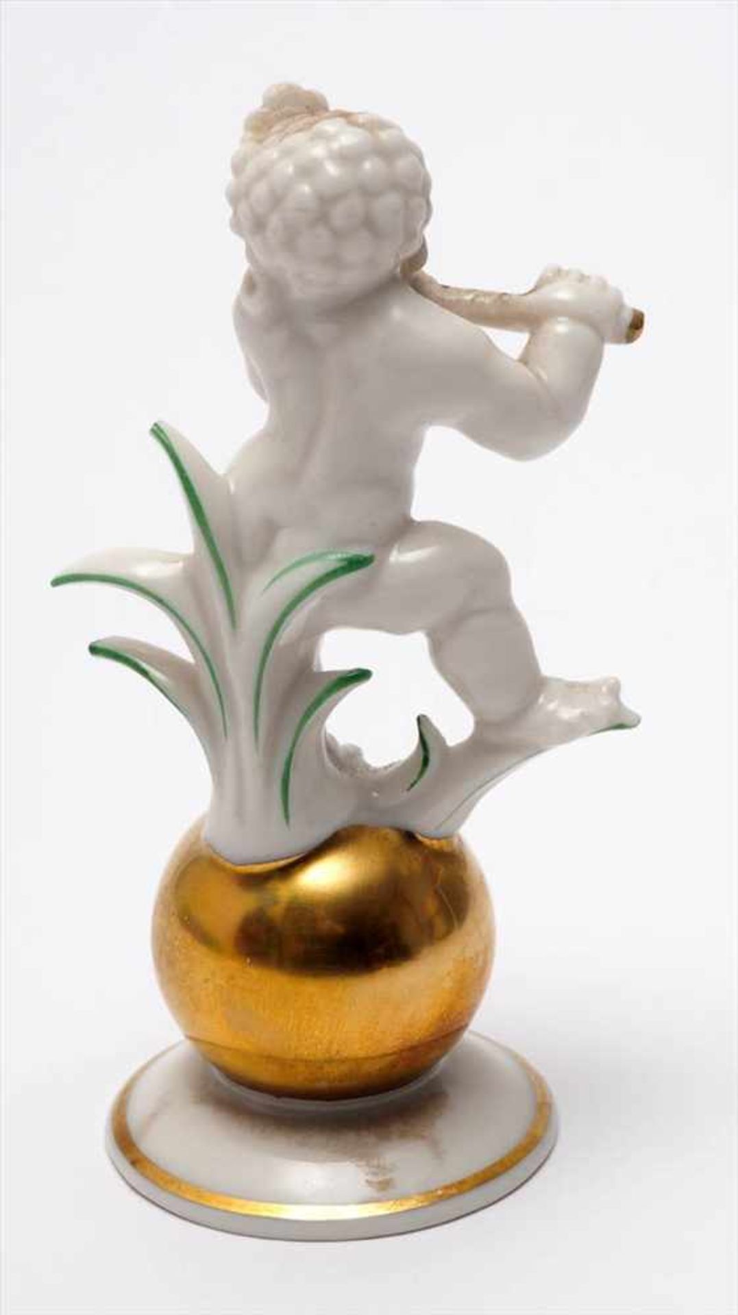 Figurine, Hutschenreuther, Entwurf wohl Karl TutterAuf rundem Sockel vergoldete Kugel, darauf - Bild 3 aus 5