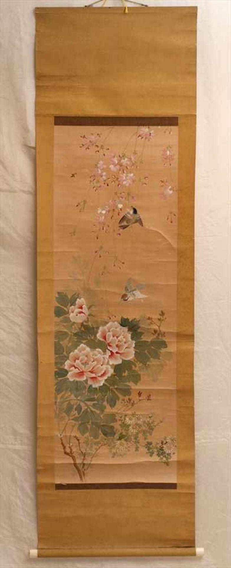 Farbholzschnitt, Japan, wohl 19.Jhdt.Blütenzweige mit teilweise überstickten Vögeln und Blüten.