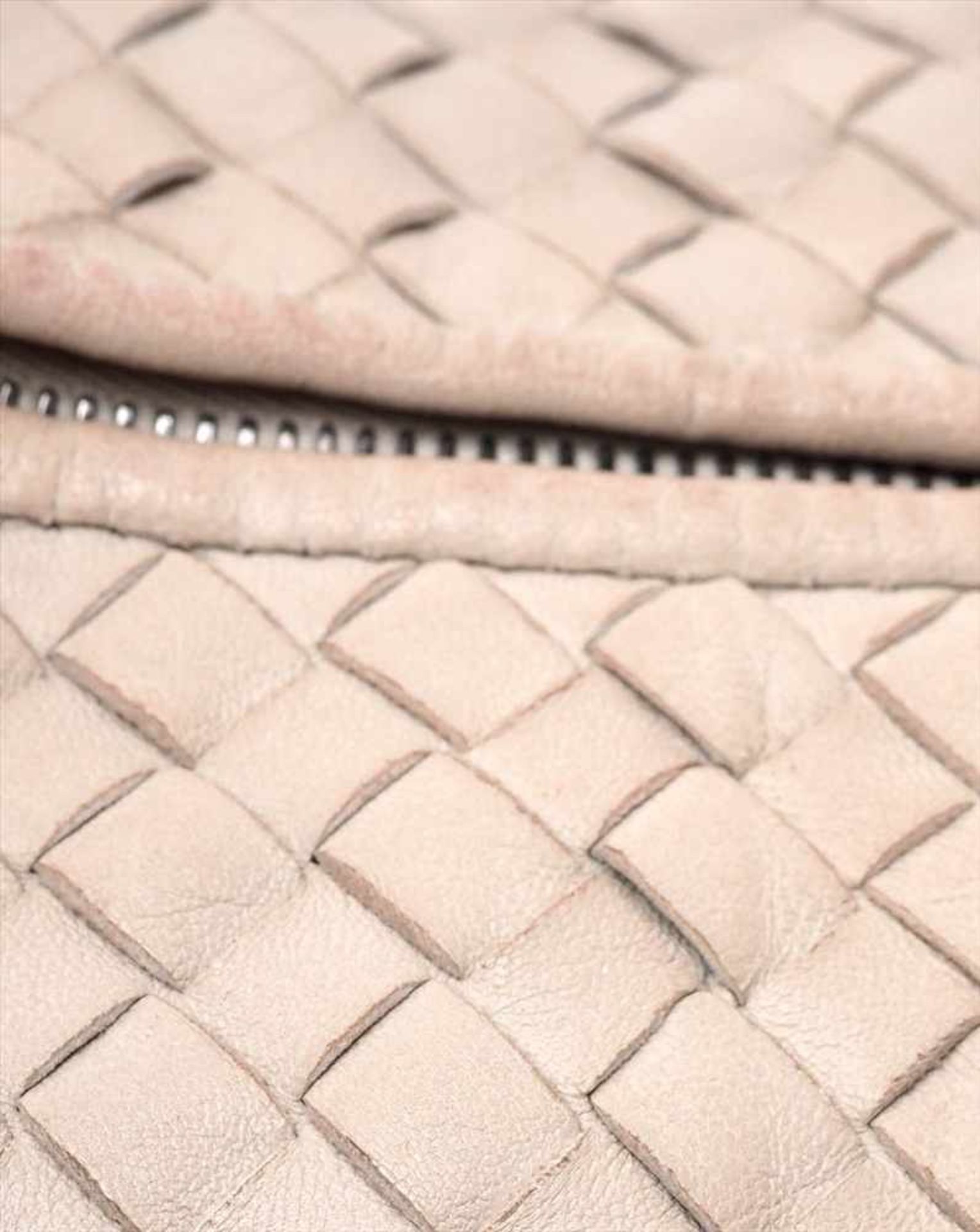 Schultertasche, sog. "Hobo Bag", Bottega VenetaQuerovale Form aus beigefarbenen, gewebten - Bild 3 aus 6