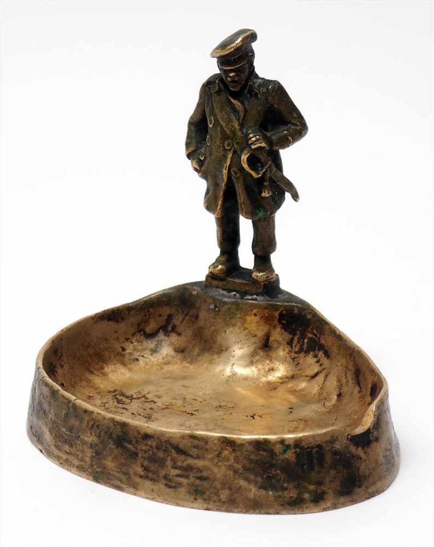 SoldatenfigurMit schräger Mütze, Schnauzbart und Säbel, als Randfigur einer Bronzeschale. Verso