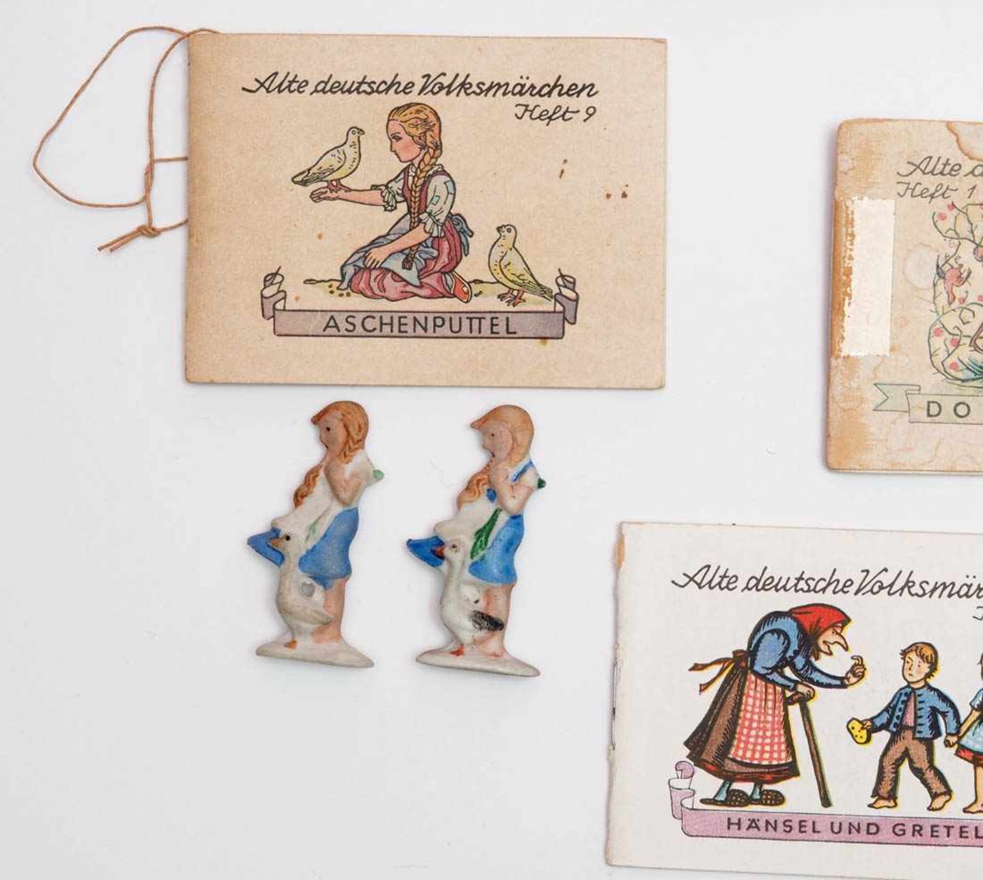 Konvolut WHWSieben Miniatur-Märchenbücher und elf Märchenfiguren aus Porzellan. - Image 2 of 4