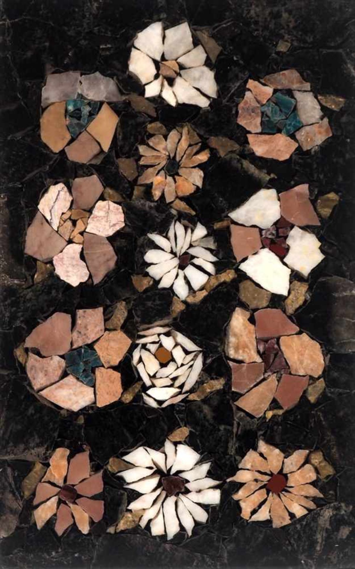 Pietra-Dura-PlatteZahlreiche Einzelblüten auf schwarz marmoriertem Grund. 30x19cm.
