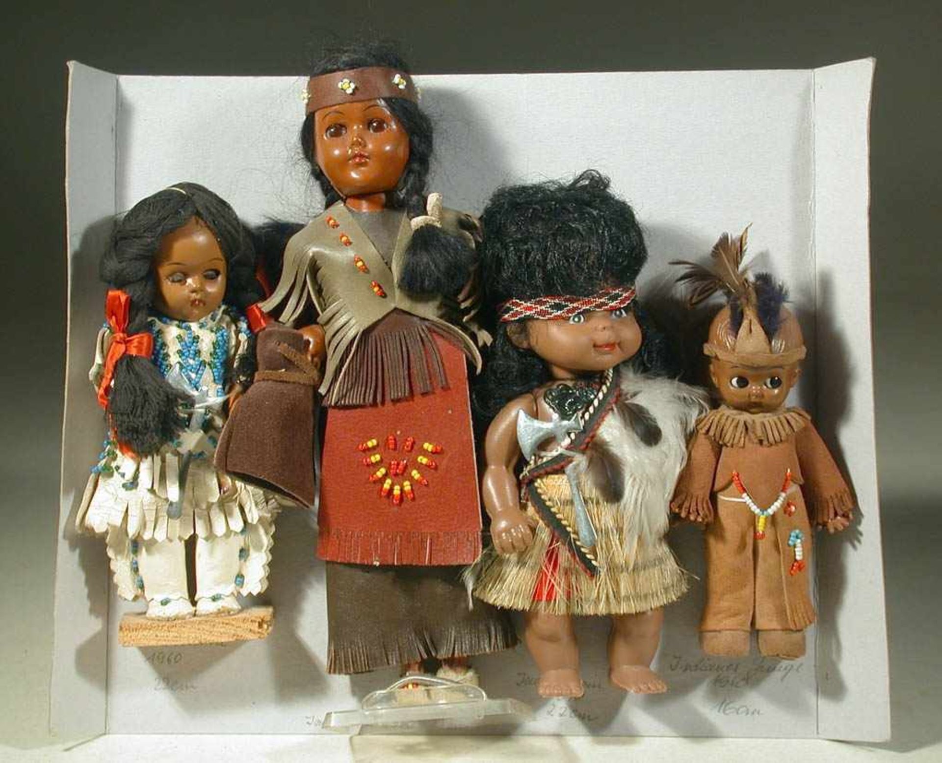 Vier div. Puppen, 60er JahreUnterschiedliche Materialien, drei davon als Indianer mit