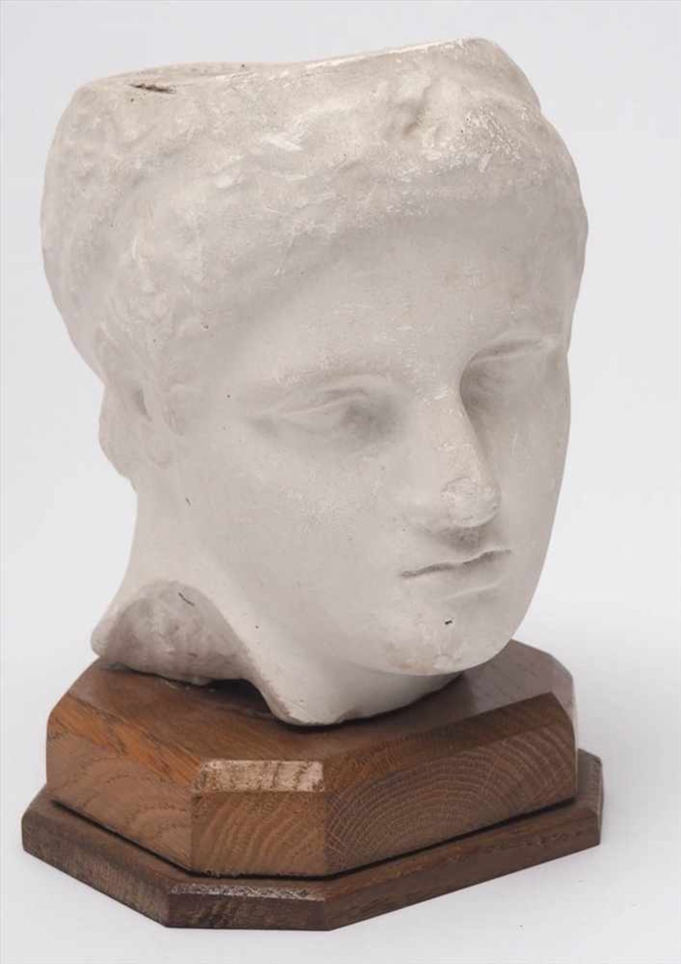 MuseumsreplikKopf eines griechischen Jünglings, auf Holzsockel montiert. Stuck. H.18cm inkl. - Image 2 of 4
