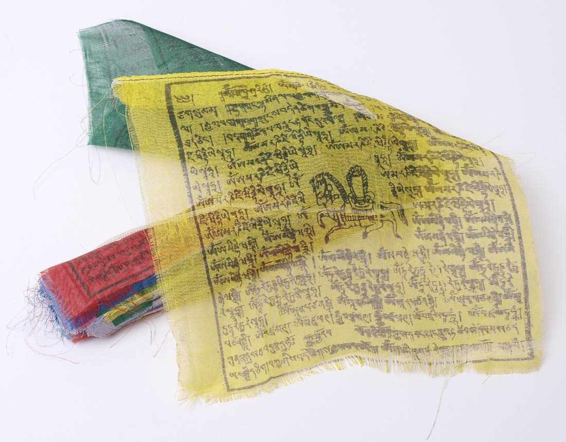 Gebetsfahne, TibetUnterschiedliche Stofffahnen, mit Texten und Zeichnungen bedruckt.