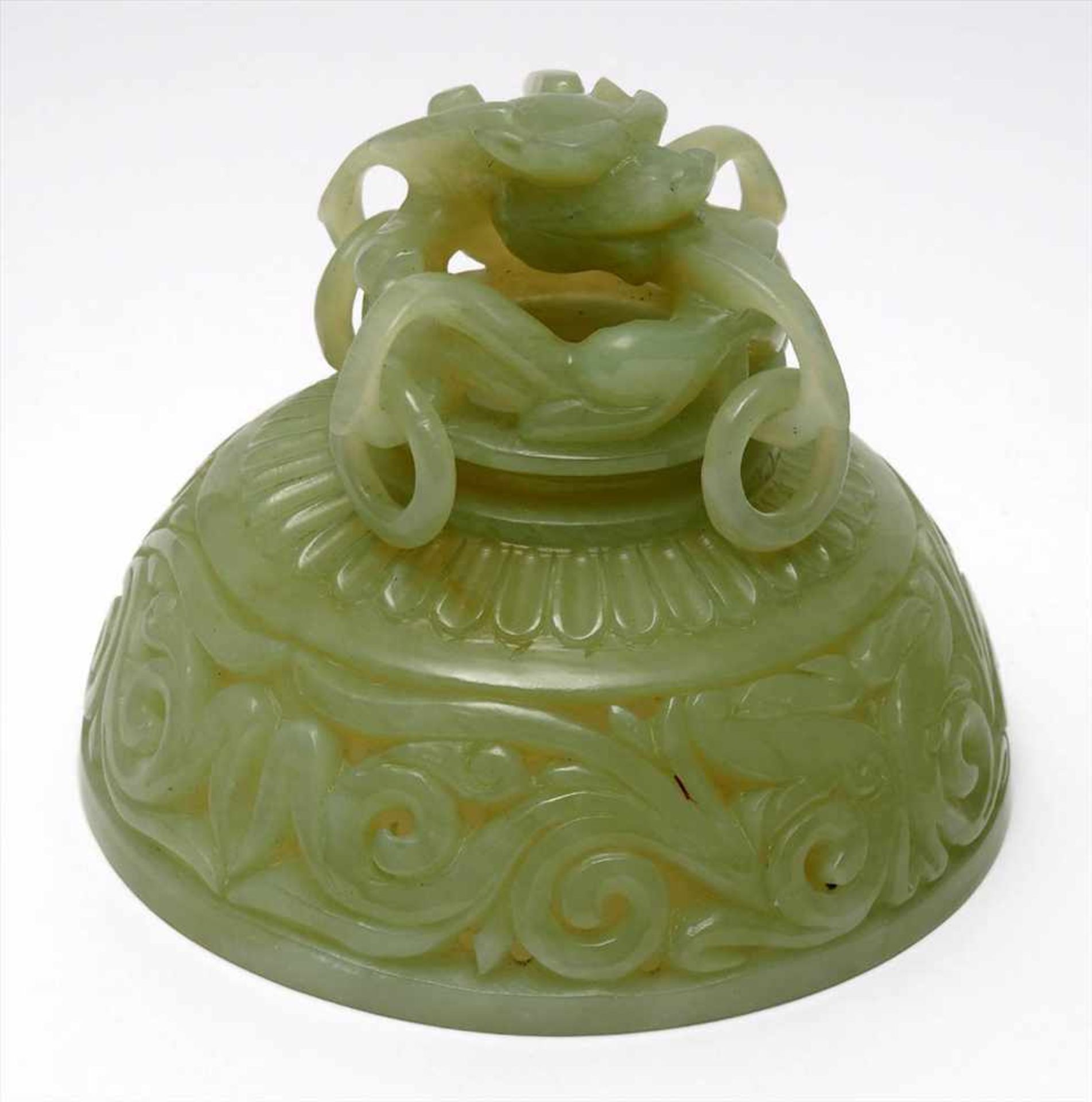 Großes Deckelgefäß, China, 20.Jhdt.Hellgrüne Jade. Auf halbkugeligem Sockel durchbrochen - Image 5 of 5