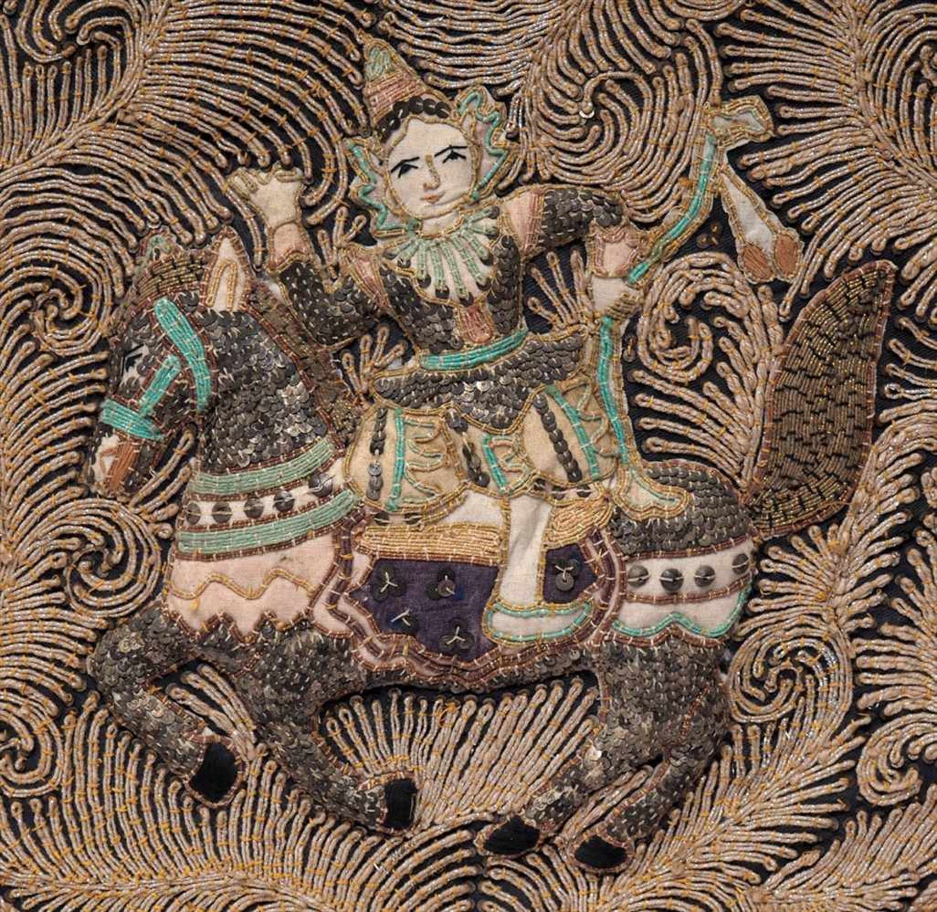 Stickerei, BurmaDarstellung eines Reiters. Silberfäden, Goldfäden, Pailletten und Glaskugeln. Ger. - Image 6 of 7
