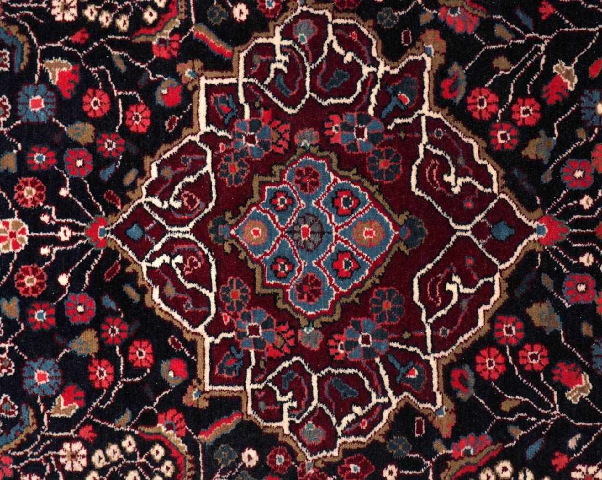 Djosan-BrückeDunkelblaues Hauptfeld mit symmetrischen Blütenstauden. Quadratische, rotgrundiges - Image 3 of 5