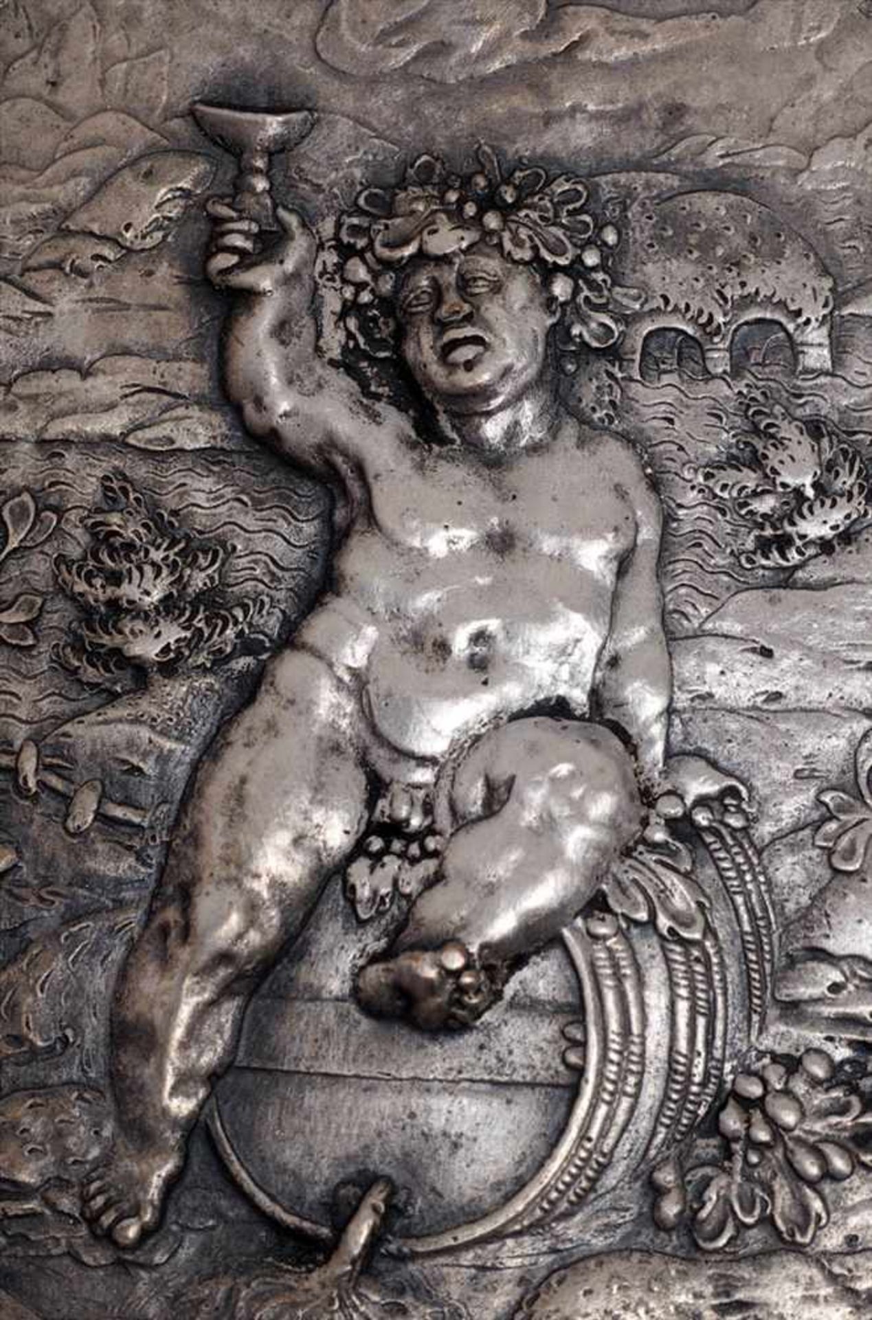 Museumsreplik, 19.Jhdt.Reliefierte Darstellung von Bacchus in weiter Landschaft. Wohl Silber, in - Bild 2 aus 2