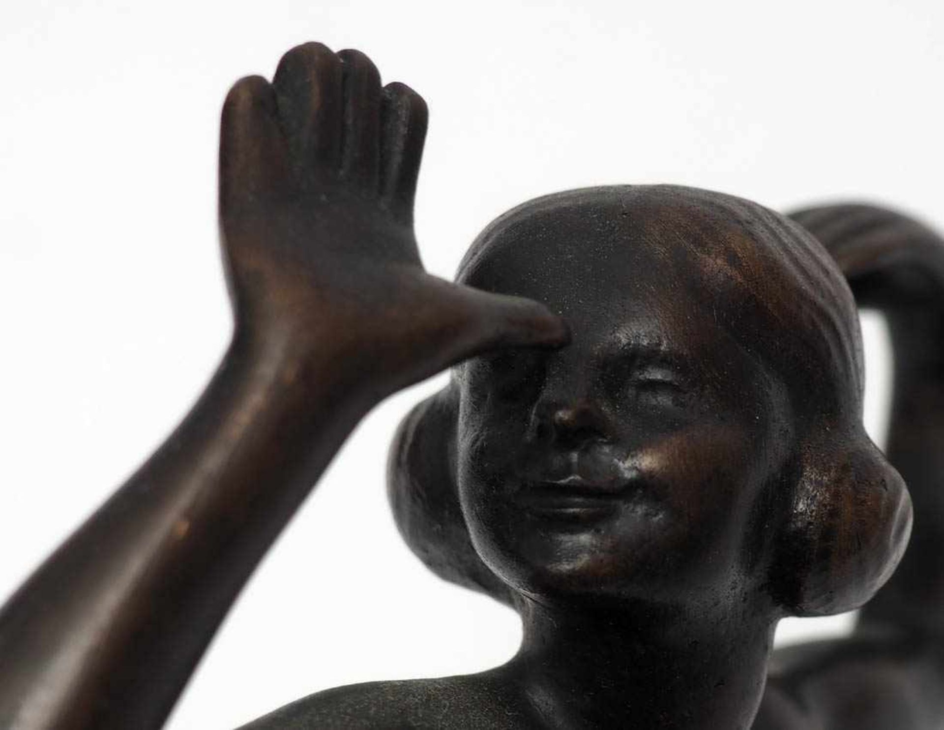 Figurine, 20er JahreAuf quadratischer Plinthe unbekleidetes junges Mädchen in bewegter Haltung, - Image 4 of 4