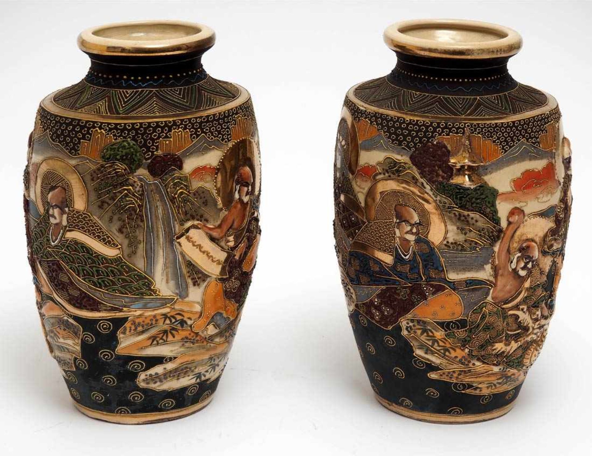 Paar Satsuma-Vasen, JapanMoriage-Stil. Reich reliefierte und bemalte Darstellung der Fünf Weisen mit