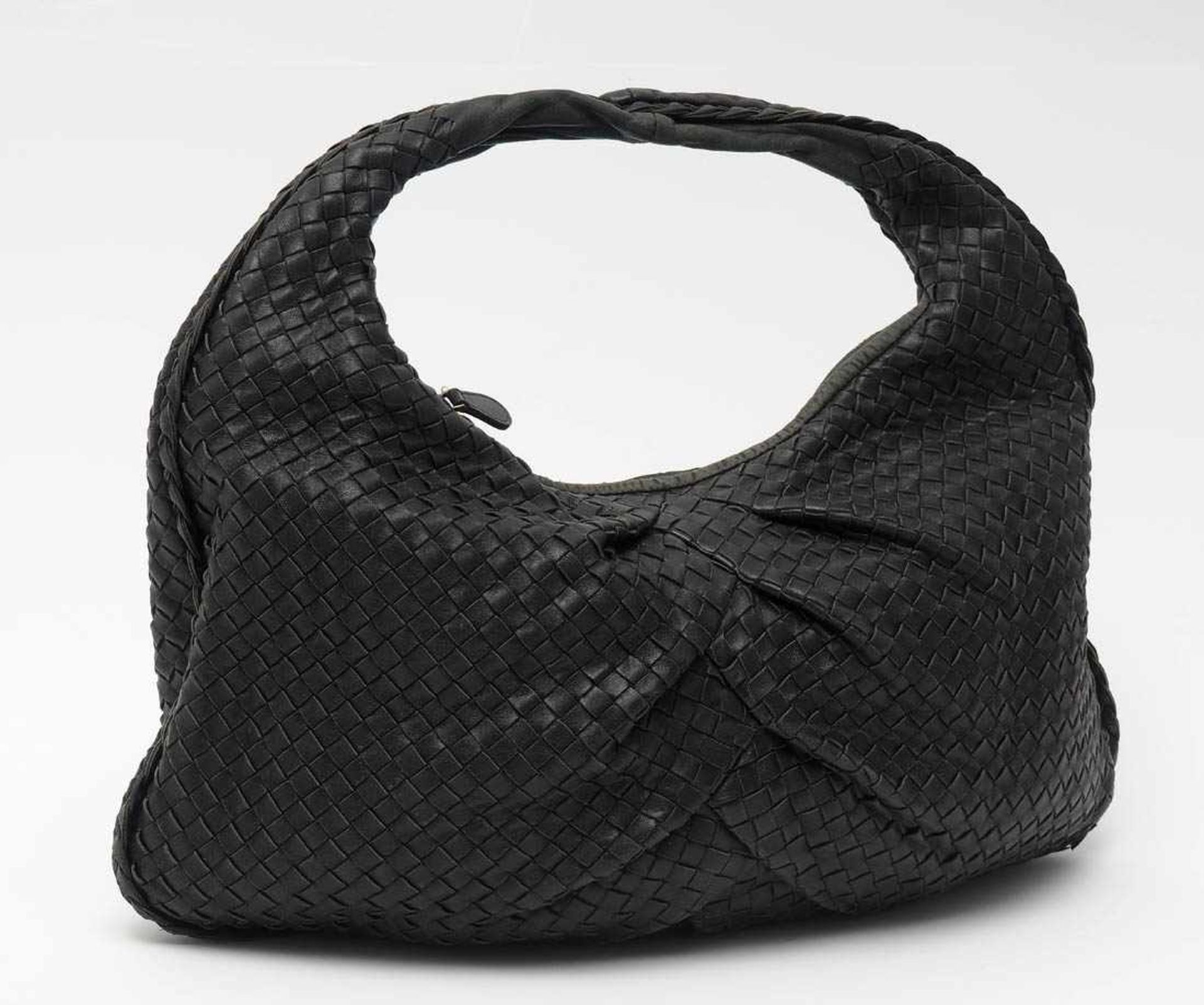 Schultertasche, sog. "Hobo Bag", Bottega VenetaQuerovale Form aus schwarzen, gewebten Lederbändern