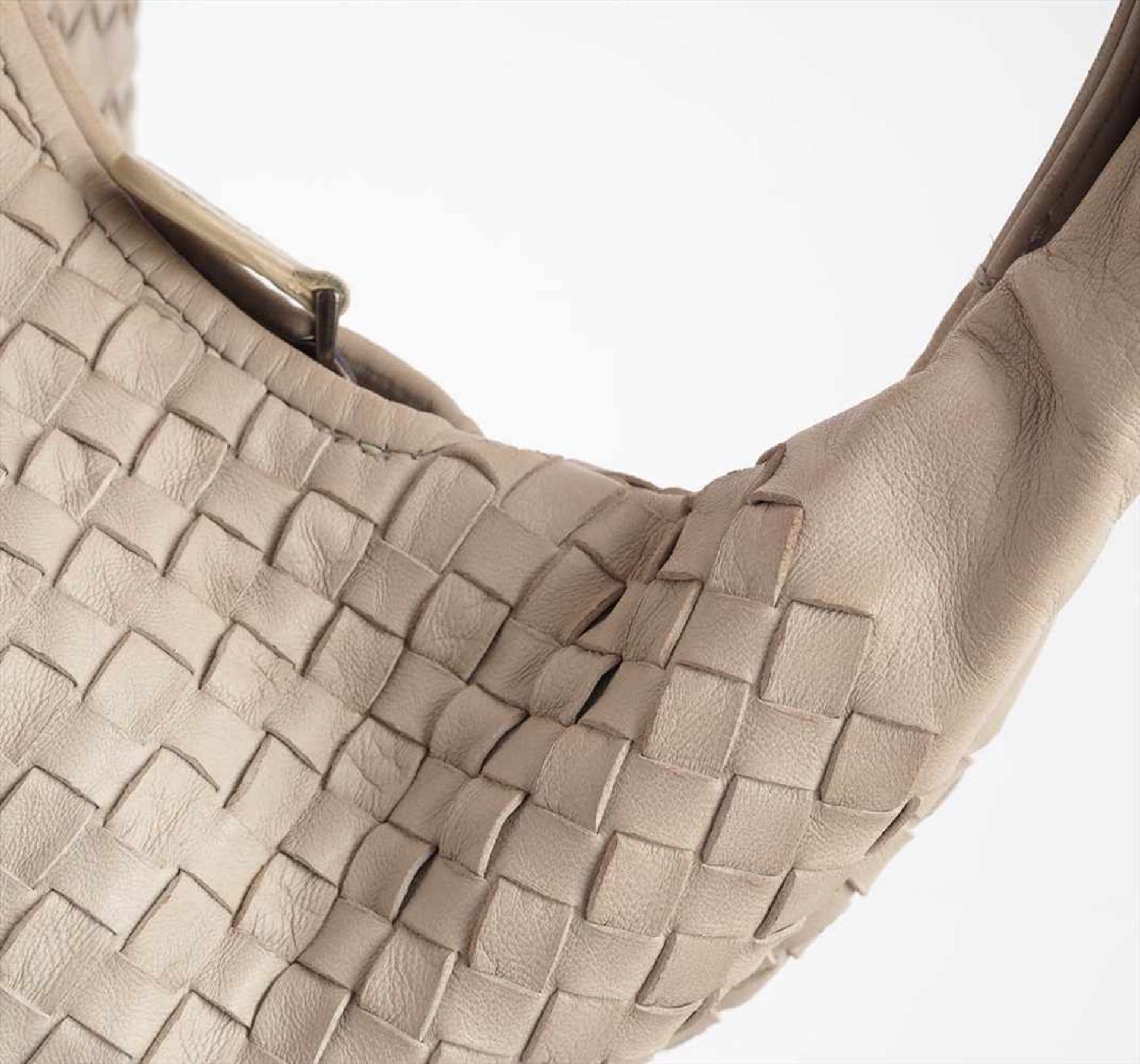 Schultertasche, sog. "Hobo Bag", Bottega VenetaQuerovale Form aus beigefarbenen, gewebten - Bild 2 aus 6