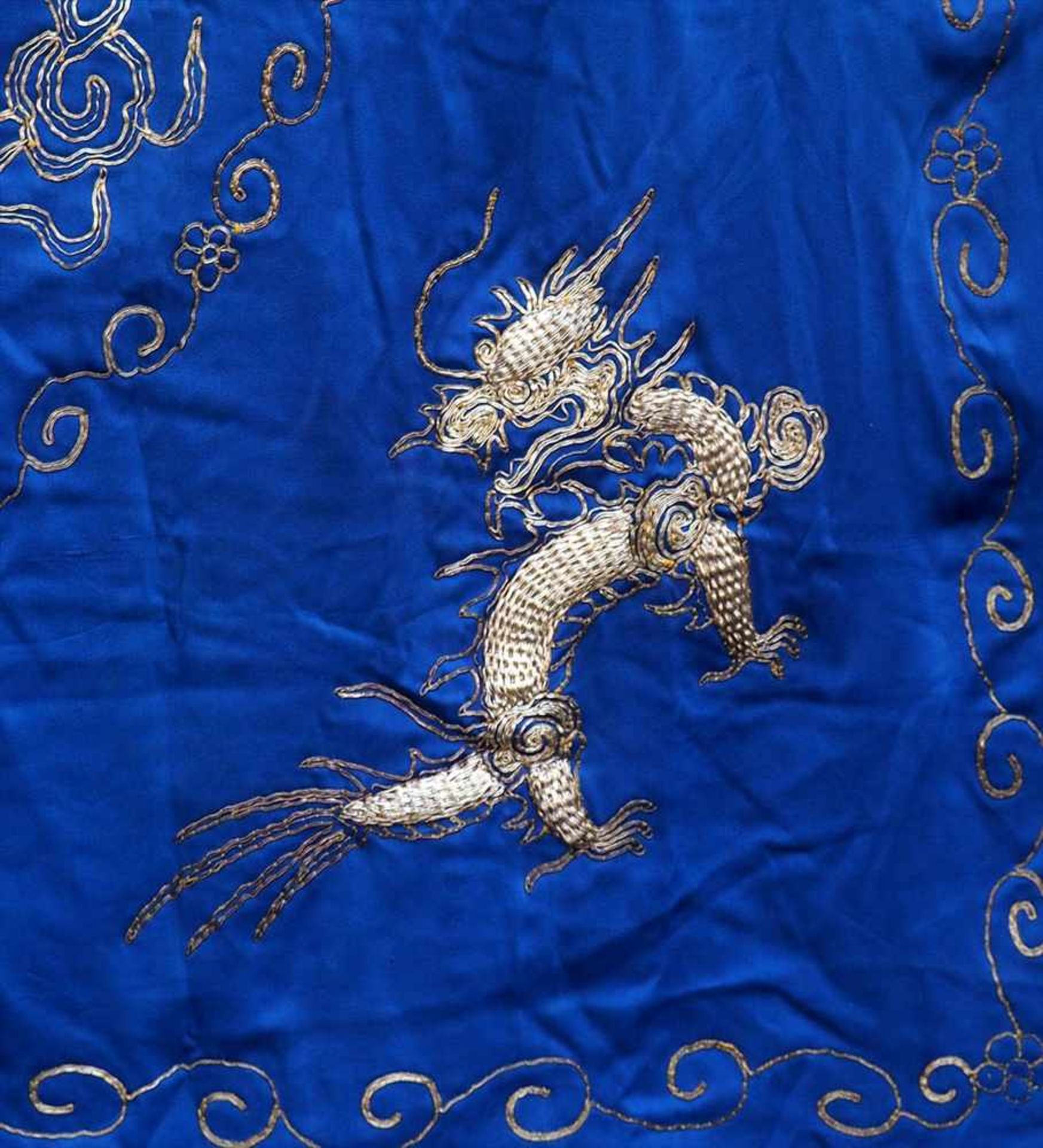 Seidenstickerei, ChinaFünf Drachen, umgeben von Wolkenbändern. Teilweise plastische Stickerei aus - Bild 4 aus 4