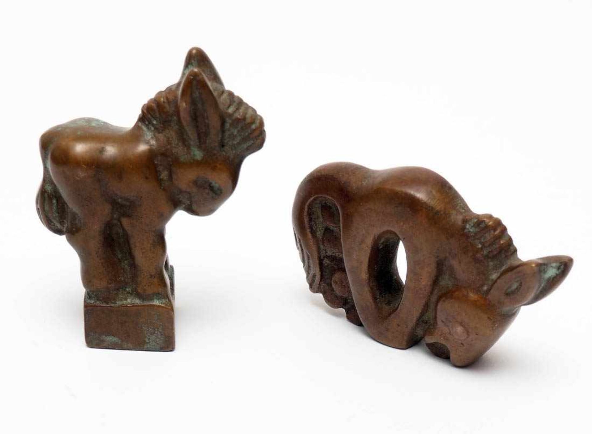 Ketterer, Lies, 1905 - 1976Stehender Esel bzw. Esel auf quadratischem Sockel. Bronze mit heller
