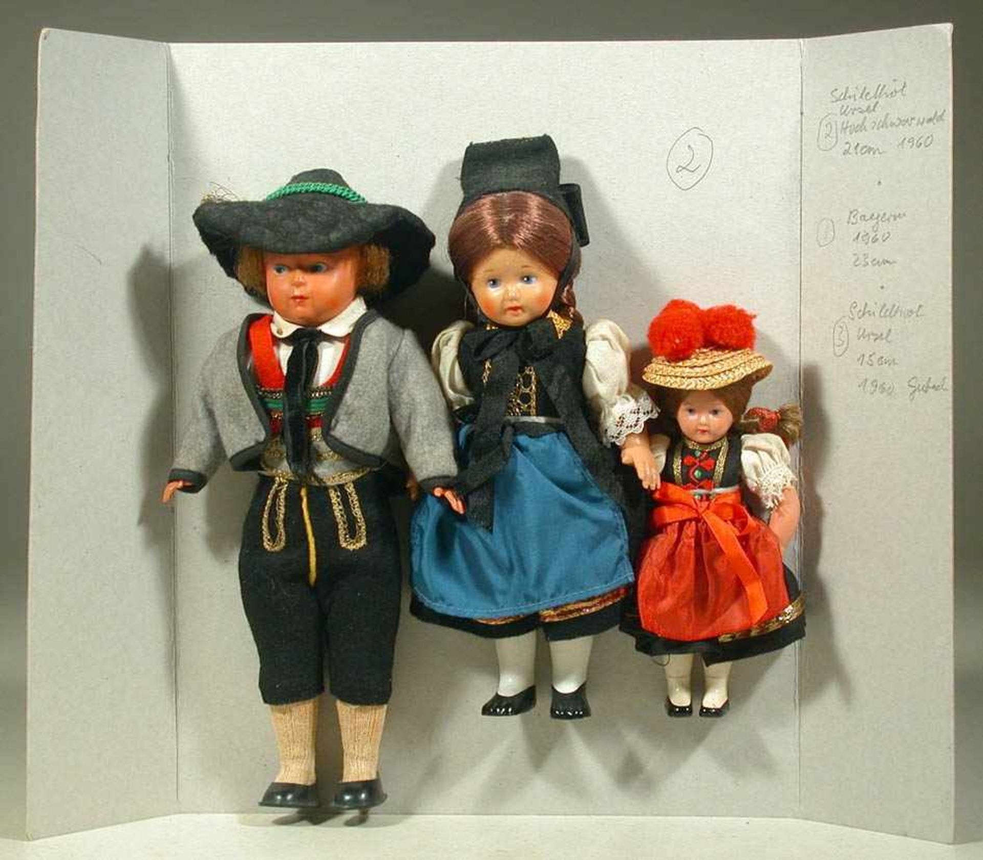 Drei div. Puppen, 50er/60er JahreTrachtenjunge mit Tortulonkopf und zwei Schildkröt-Ursel als