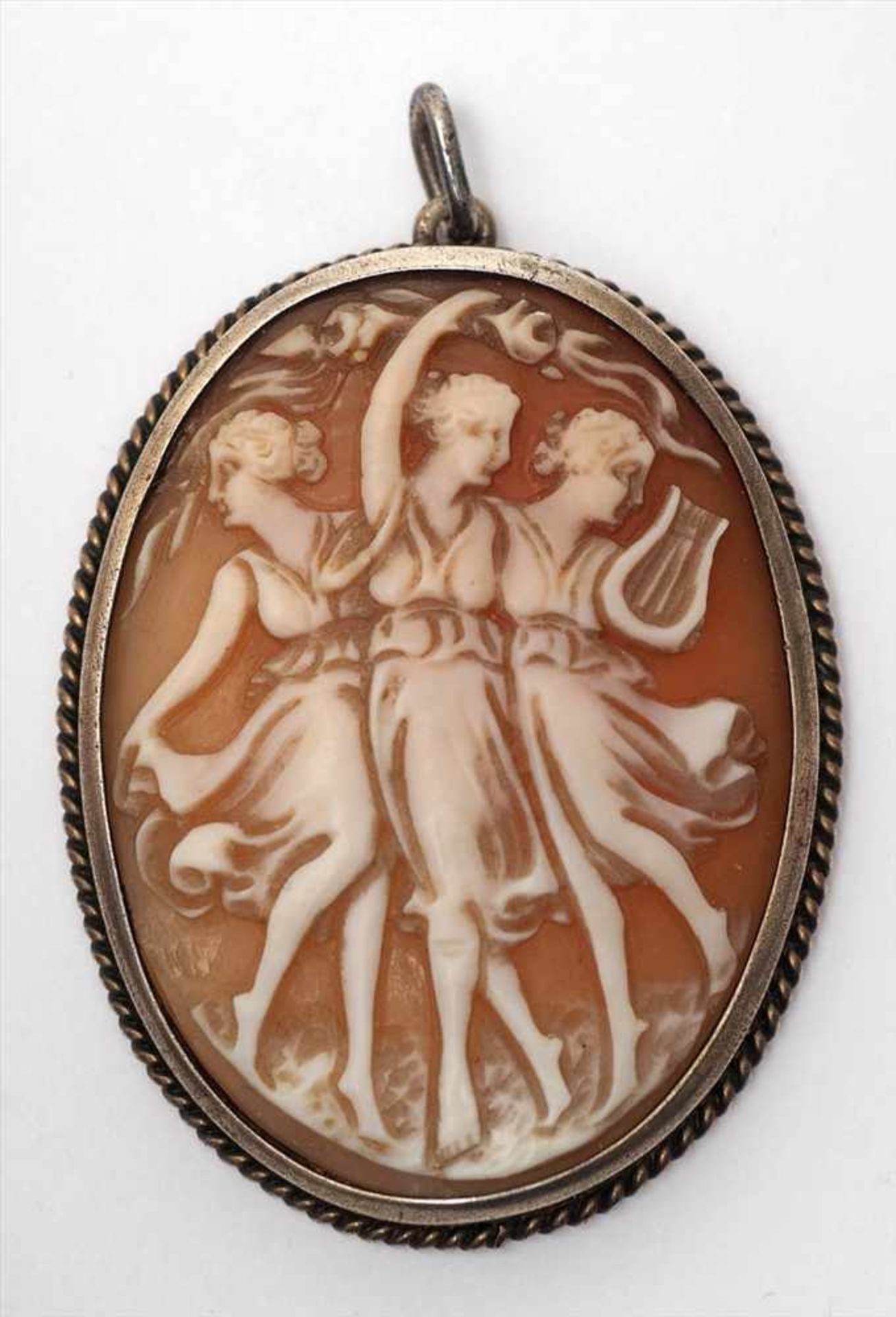 Kamee-AnhängerMuschelkamee mit den drei Grazien. Fassung aus Silber (?). H.4,5cm. Rückseite mit