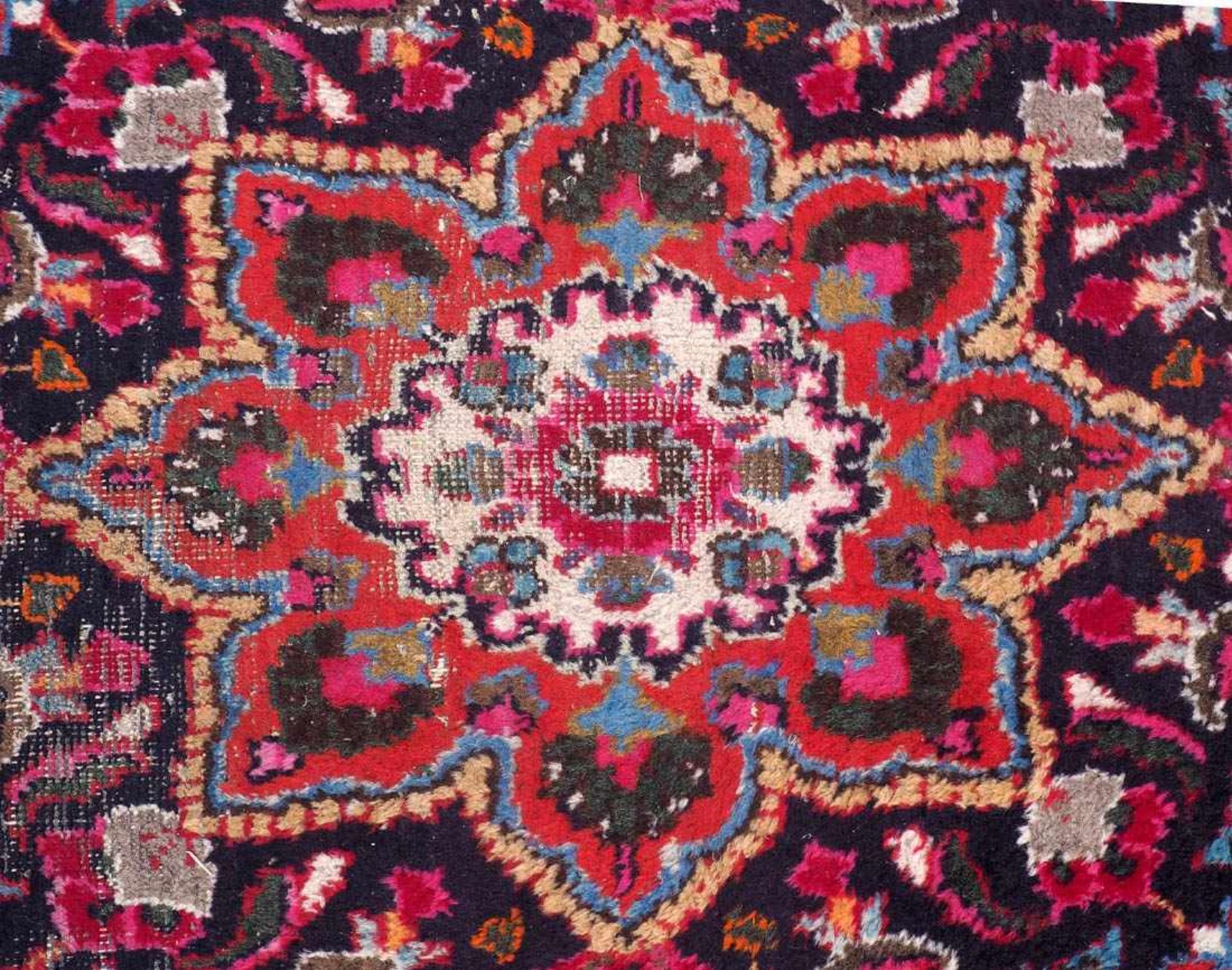 Kerman-HauptteppichRotgrundiges Hauptfeld mit symmetrischen Blütenmotiven, sternförmiges, dreifach - Image 4 of 5