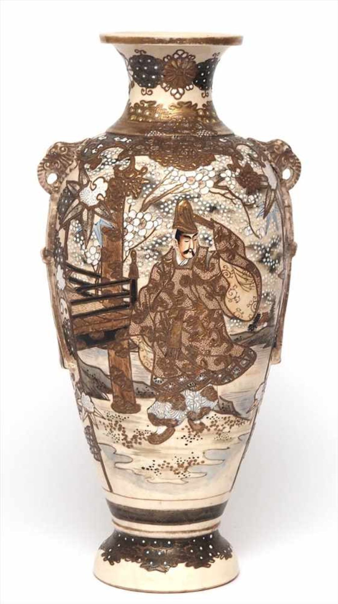 Satsuma-Vase, JapanAuf glockenförmigem Standring balusterförmiger Korpus mit schmalem Hals und