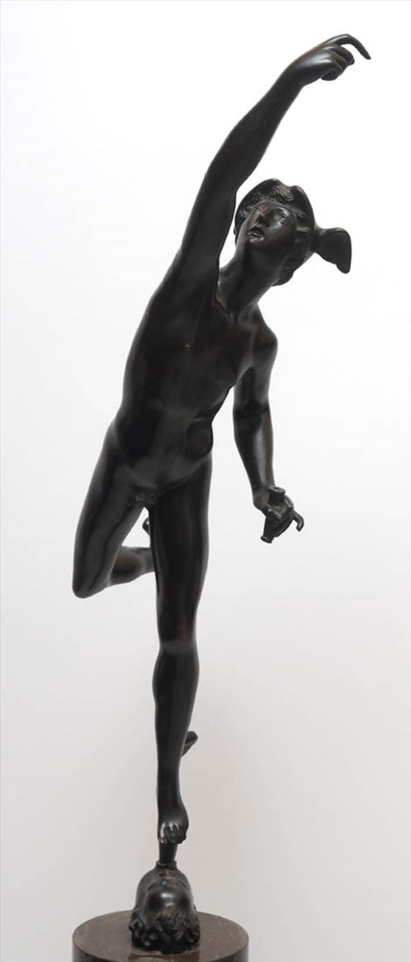 Giambologna, 1529 - 1608 (nach)Fliegender Merkur. Bronze mit dunkelbrauner Patina auf rundem, - Bild 3 aus 6