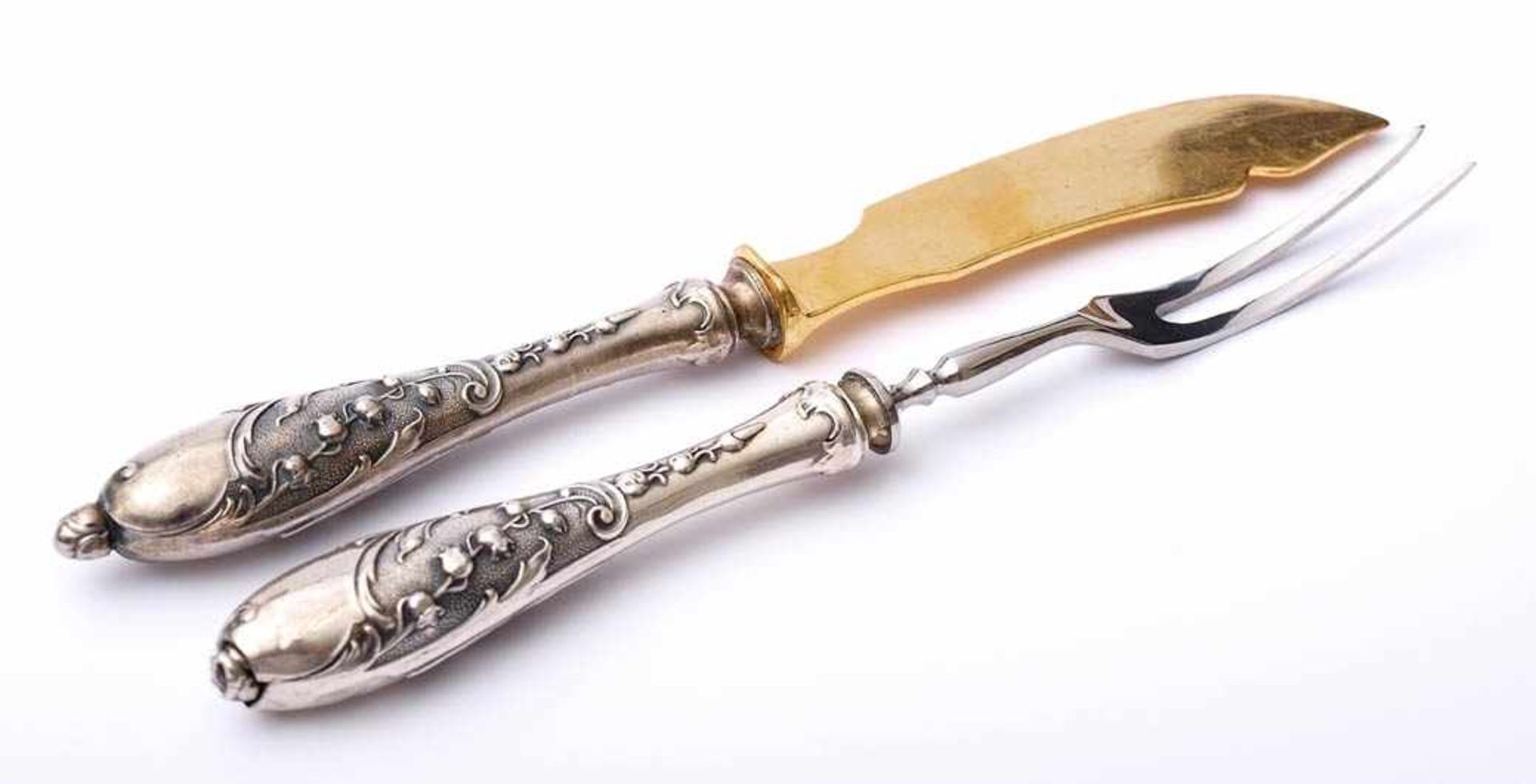 Käsebesteck, um 1905Silber 800. Käsemesser und Vorlegegabel. Griffe mit reliefierten Maiglöckchen.