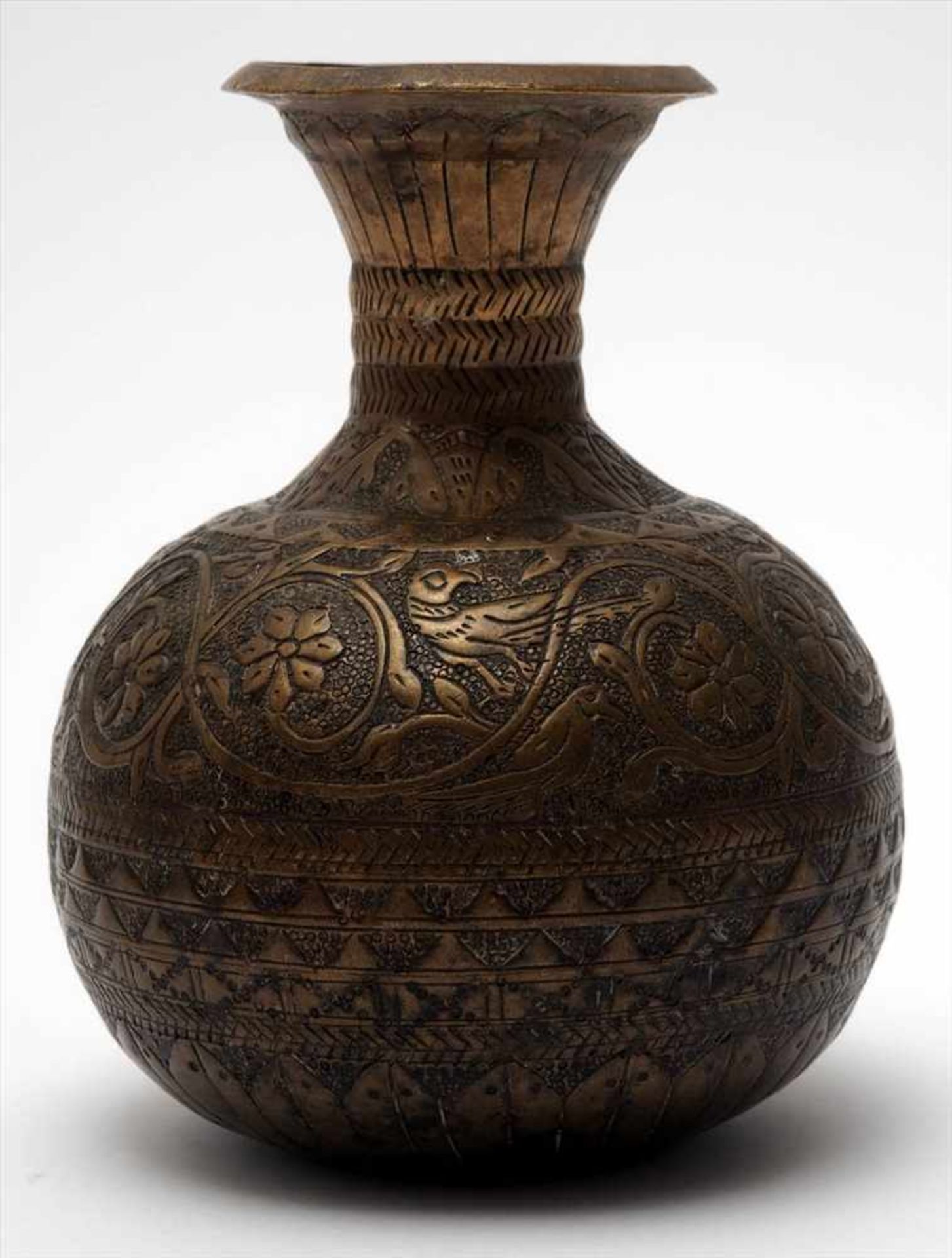 Vase, orientalischKugeliger Korpus mit schlankem Hals und ausgestellter Mündung mit umgeschlagenem - Bild 3 aus 4