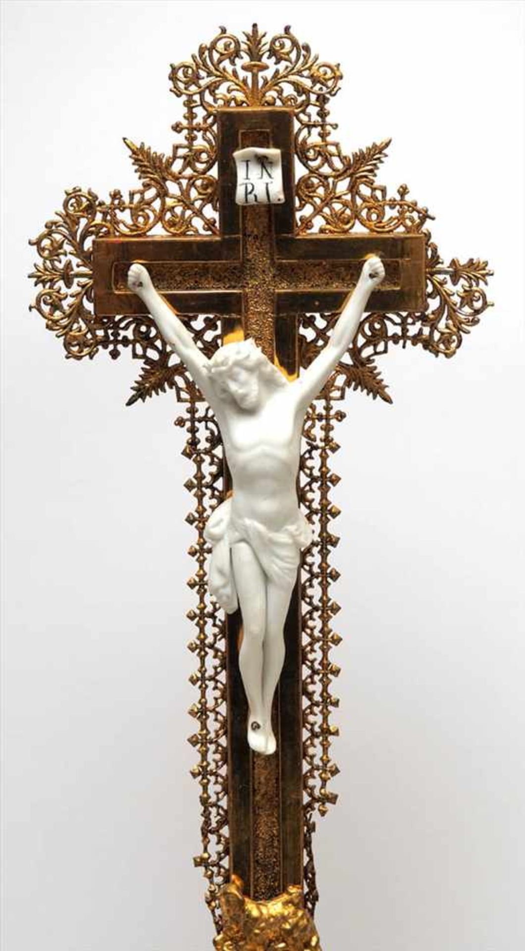 Kruzifix, 19.Jhdt.Auf mehrfach getrepptem, reliefiertem Sockel Kreuz mit Goldspitzen. Christuskorpus - Bild 2 aus 4